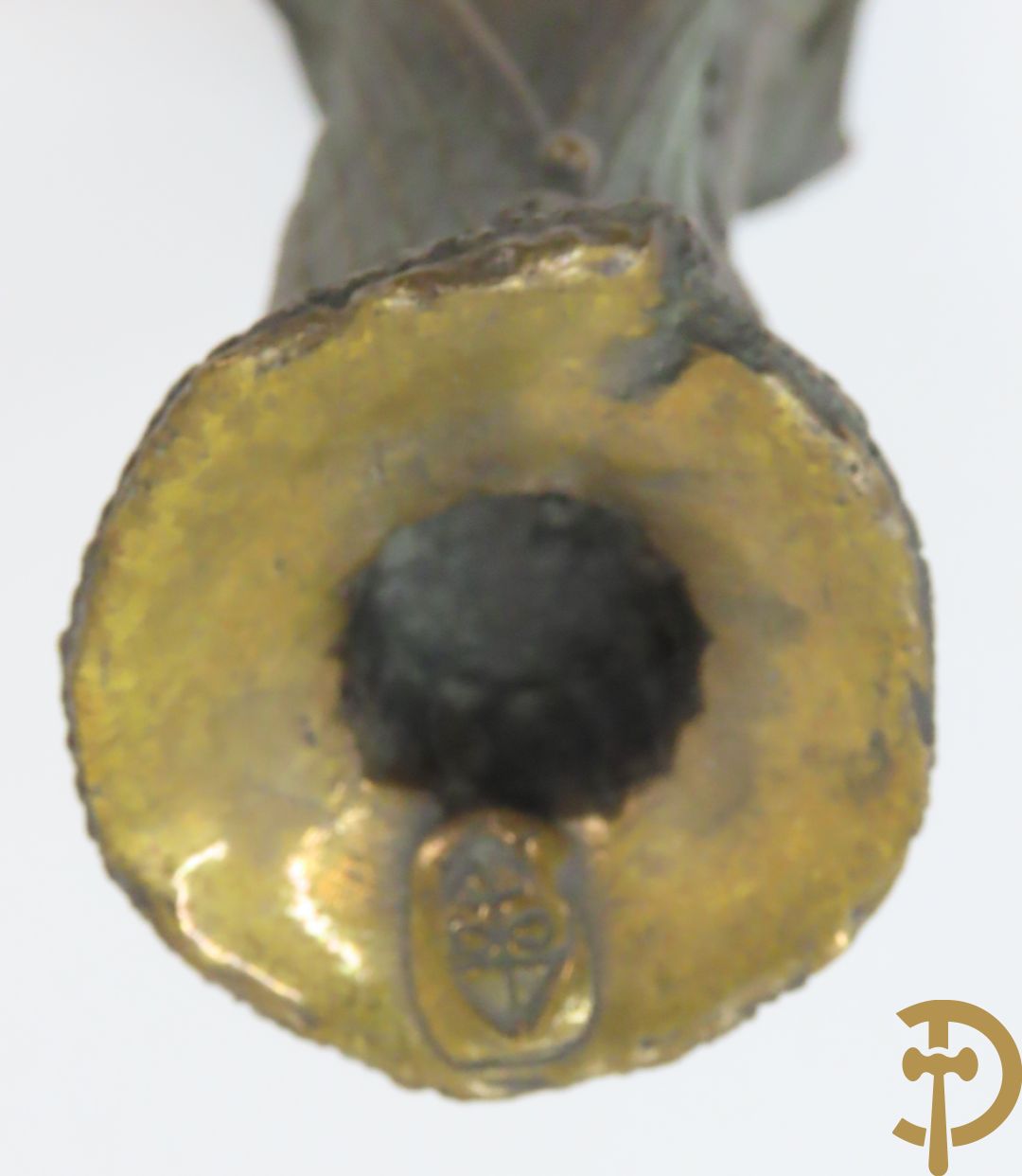 Gemonogrammeerd met symbool bovenaan 