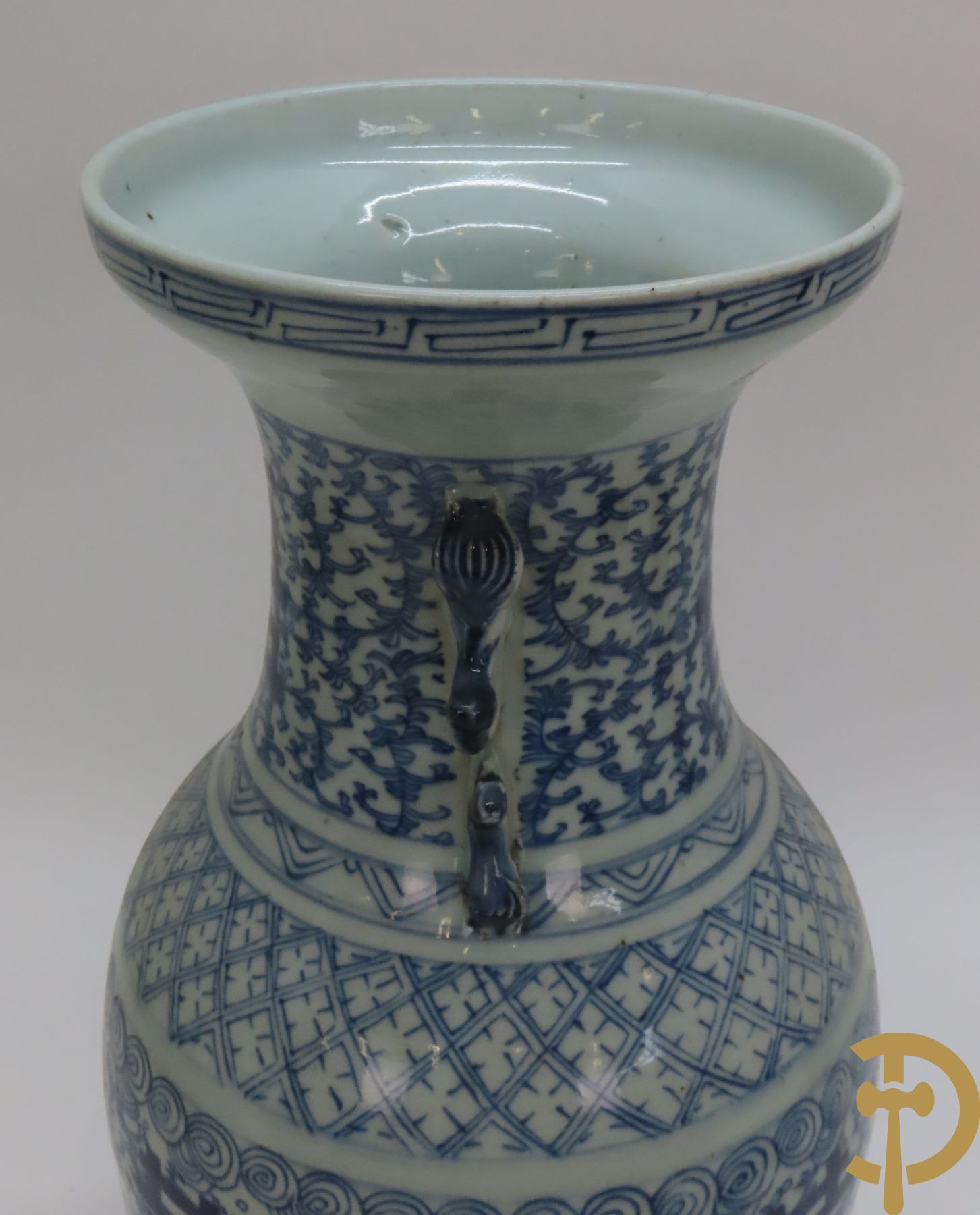 Twee Chinese porseleinen vazen met blauw/wit decor en Chinese tekens