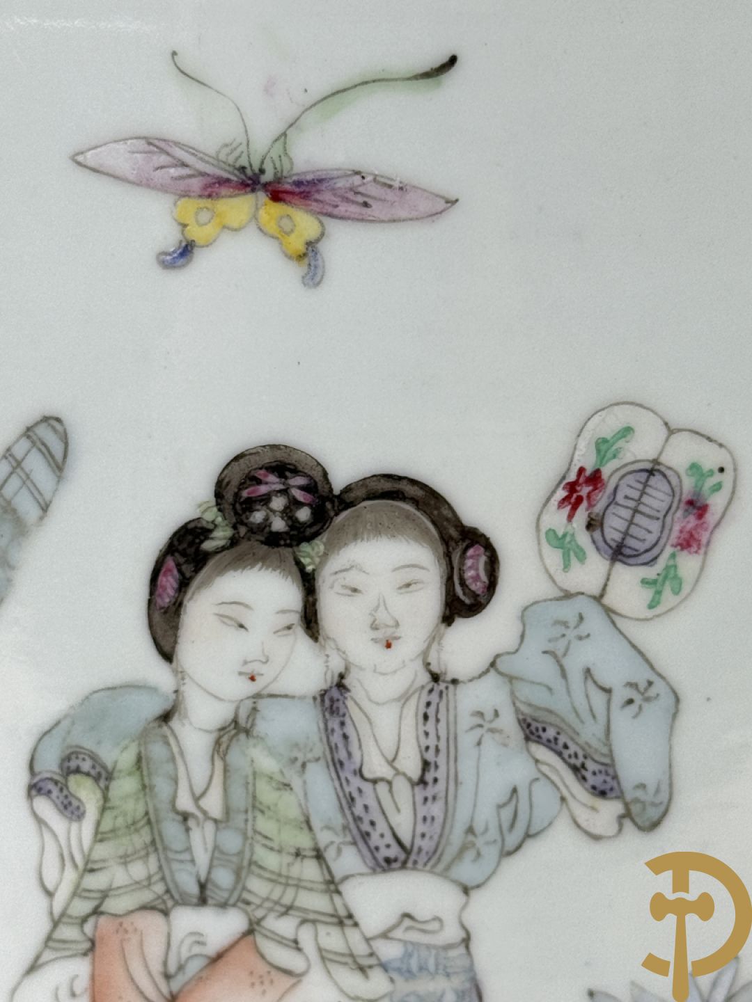 Paar Chinese porseleinen vazen met decor van dames in landschap