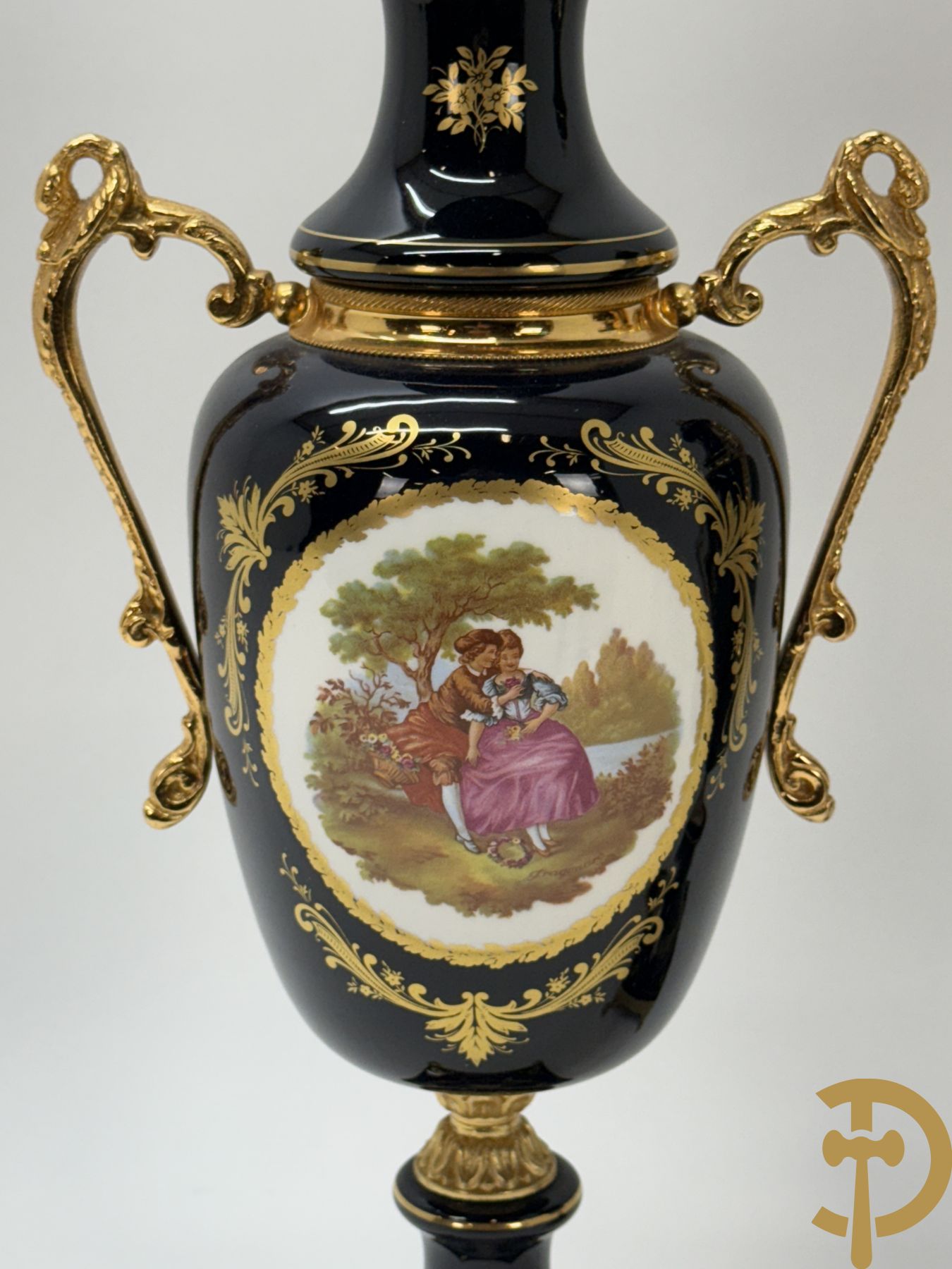 Paar kobaltblauwe siervazen met romantisch decalcomanie decor bezet met bronzen armen