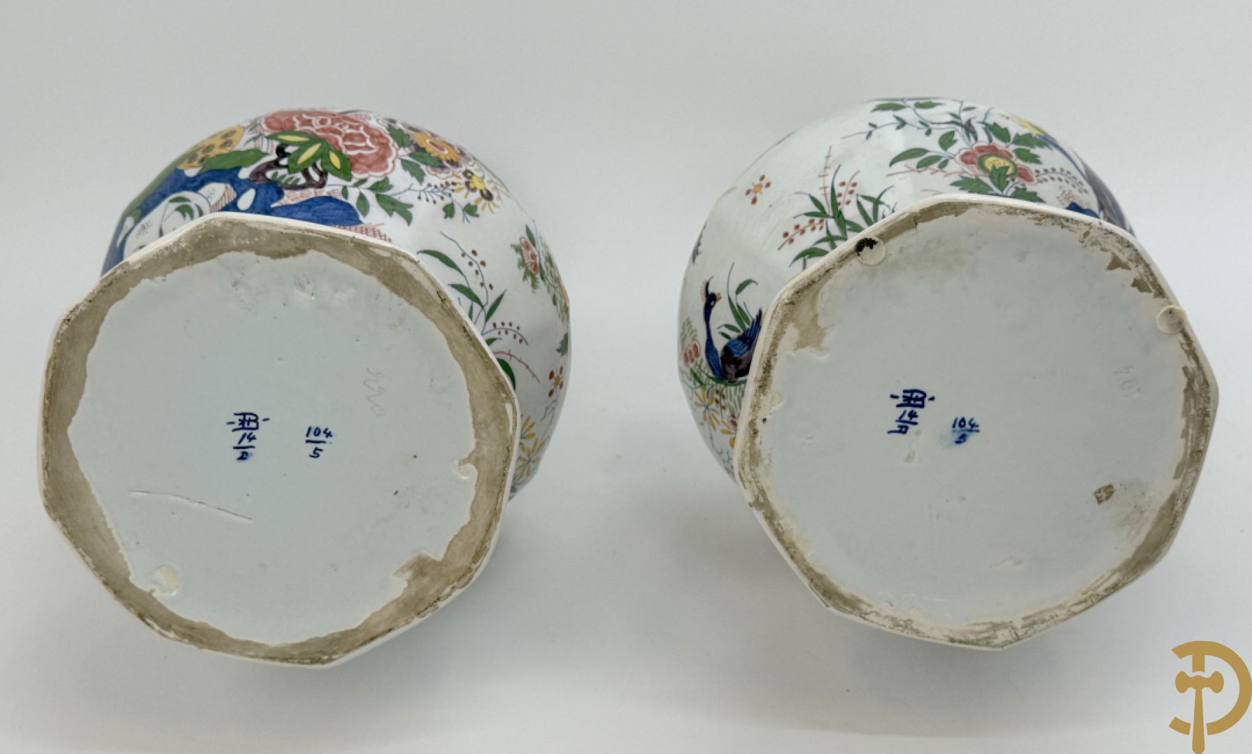 Driestel in polychrome faience met decor van vogels en bloemen bestaande uit dekselpotiche geflankeerd door 2 knobbelvazen, Boch 104/5