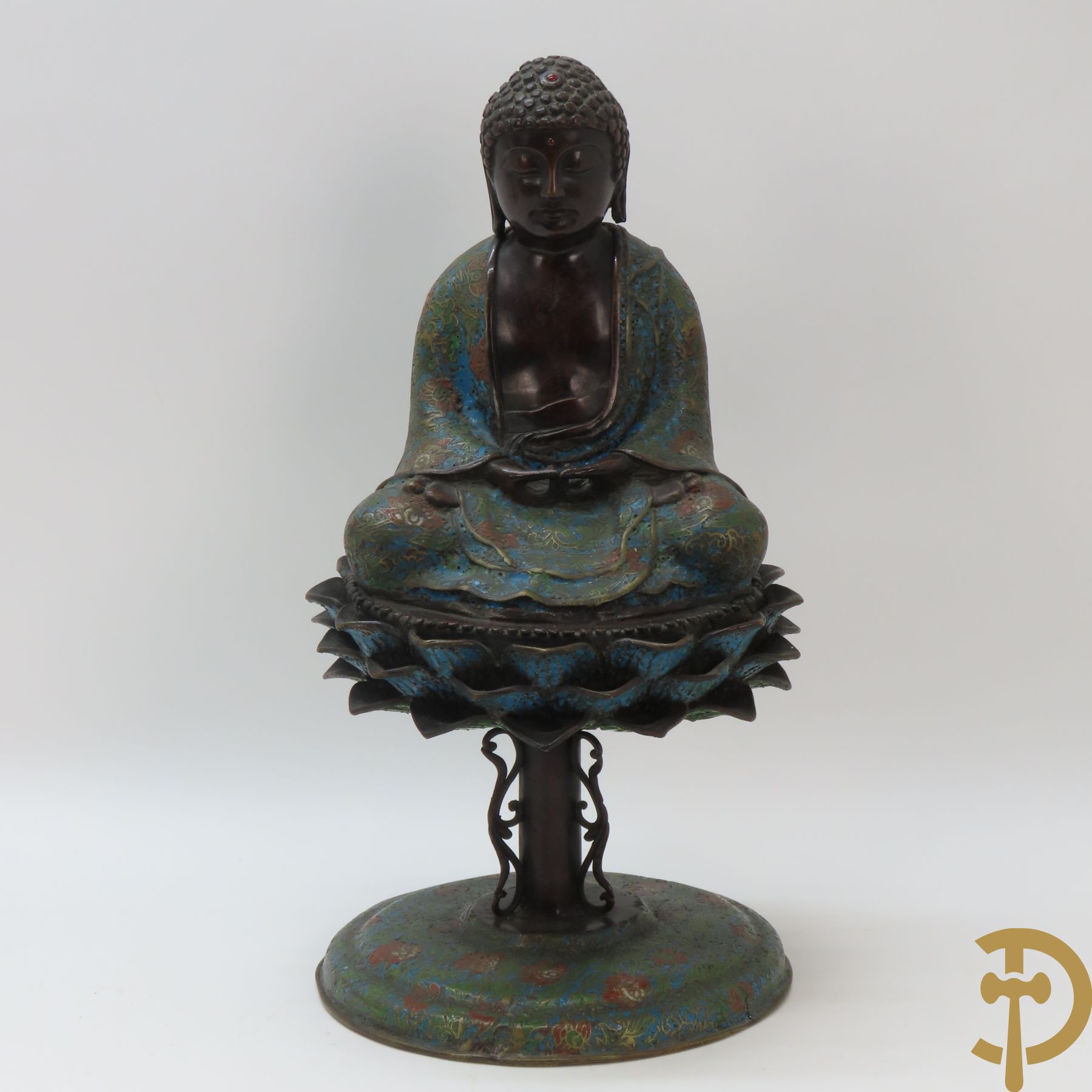 Zittende bronzen boeddha op lotusbloem met cloisoné techniek, onderaan gemerkt