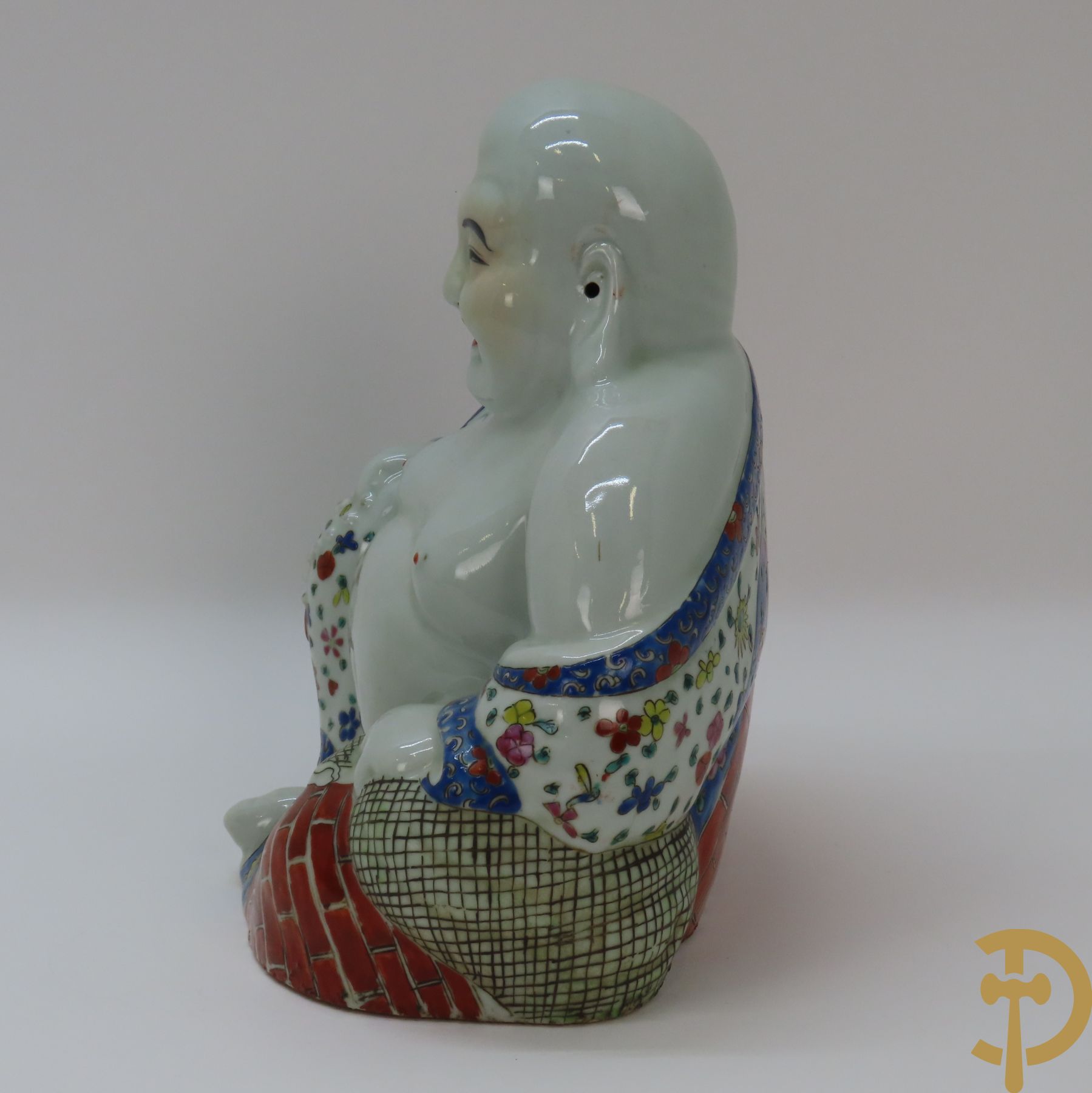 Porseleinen zittende Boeddha met kralen in de hand