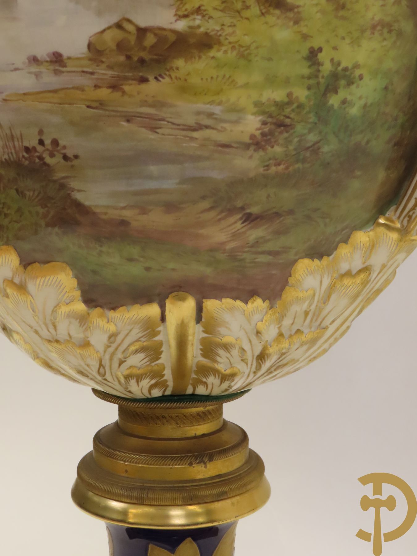 Grote porseleinen Sèvres vaas met dubbel decor van cavalerie, slagveldtaferelen en zicht op kasteel, DESPREZ H. getekend in het decor - bovenaan met verguld decor en zijdelings met bronzen oren en accanthusranken - deksel met Sèvres merkteken - op vierkante bronzen sokkel met klauwepoten