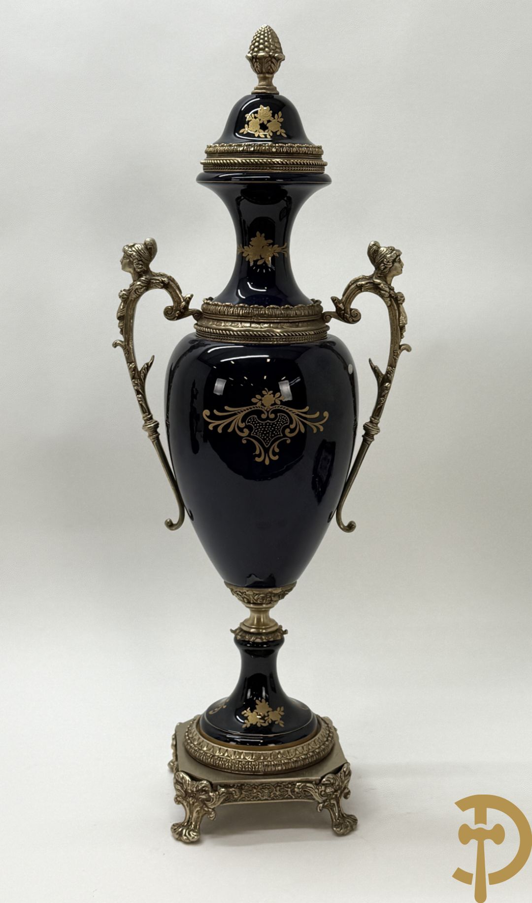 Sèvres stijl vaas met geanimeerde galante scène, zijdelings met paar bronzen armen + schaal met bloementafereel, Limoges stijl