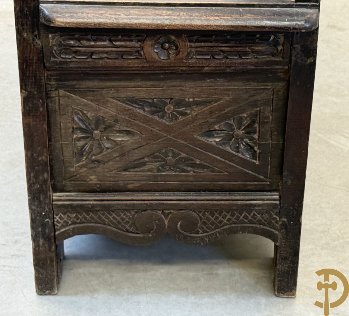 Massief eiken Engelse hall bank met gesculpteerde motieven