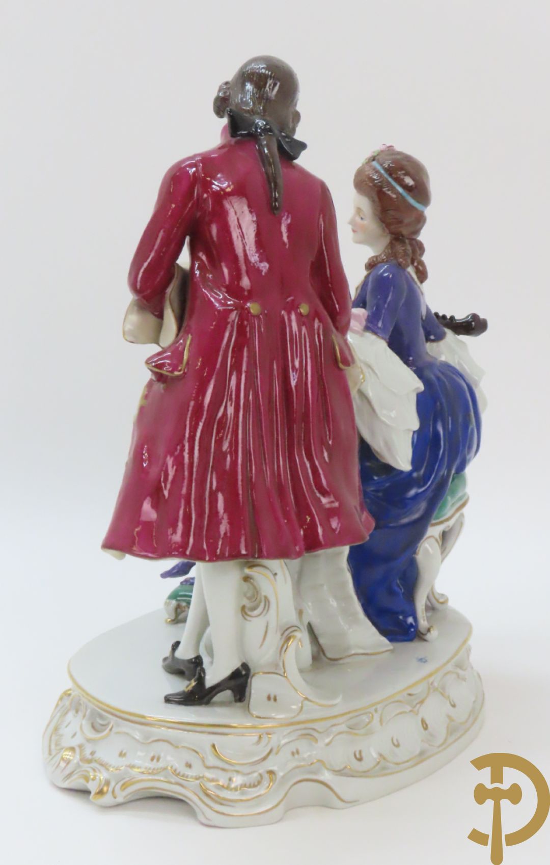Porseleinen groep met zittende dame bij mandoline en heer met boeket bloemen, achteraan gemerkt Sax