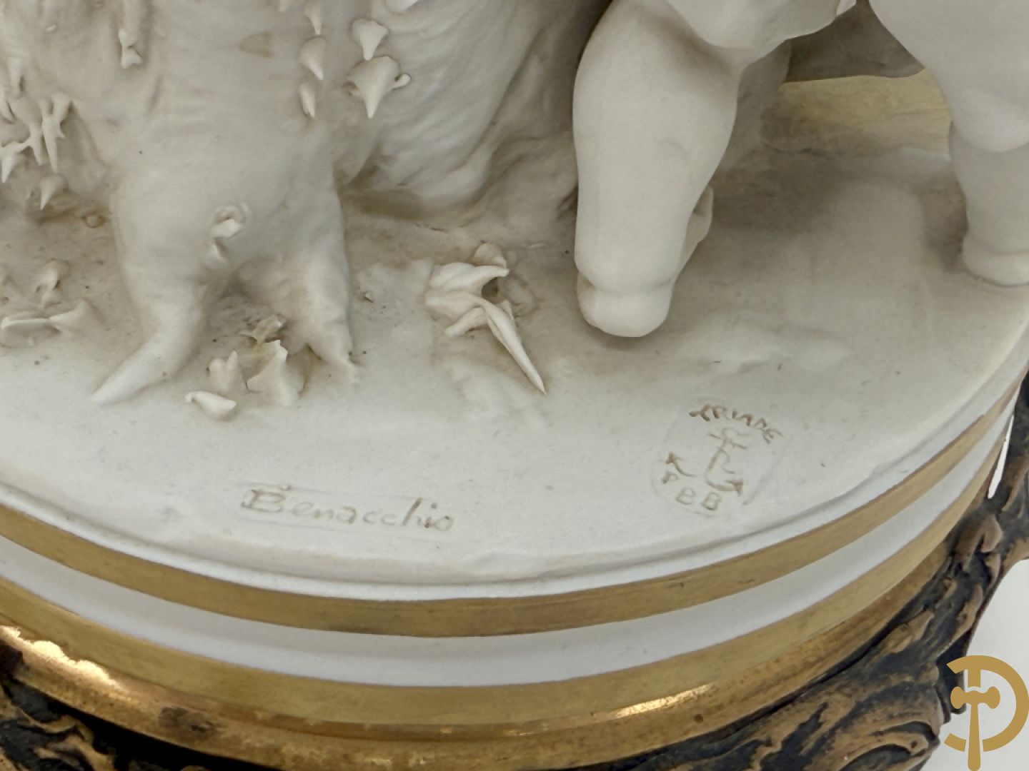 Paar gekleurde porseleinen sierbeeldjes op bronzen voet, Capo di Monte + 2 sierbeeldjes op bronzen voet