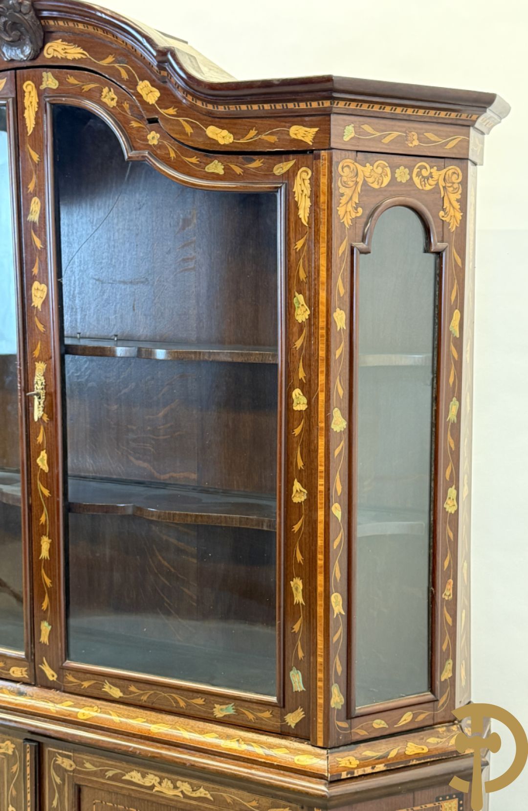 Hollandse vitrine met gemarketteerd bloementafereel, bovenaan met 2 beglaasde deuren en rocaille als kuif - onderaan met 2 gesloten deuren bezet met amforen, vogels en bloemenmarketterie