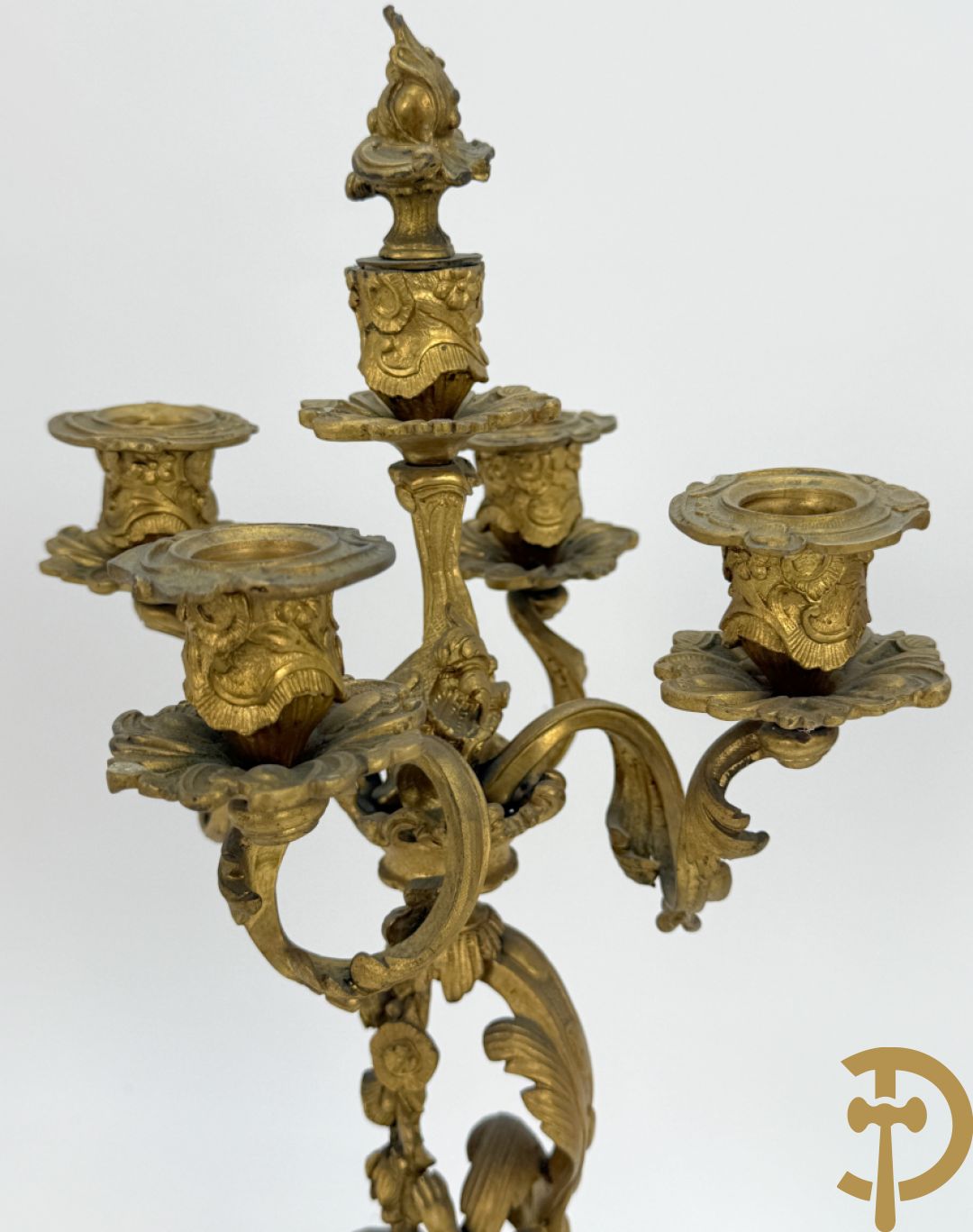 Driedelige vuurvergulde bronzen garnituur, Louis XV stijl, bestaande uit middenstuk met klok omgeven door musicerende cupido