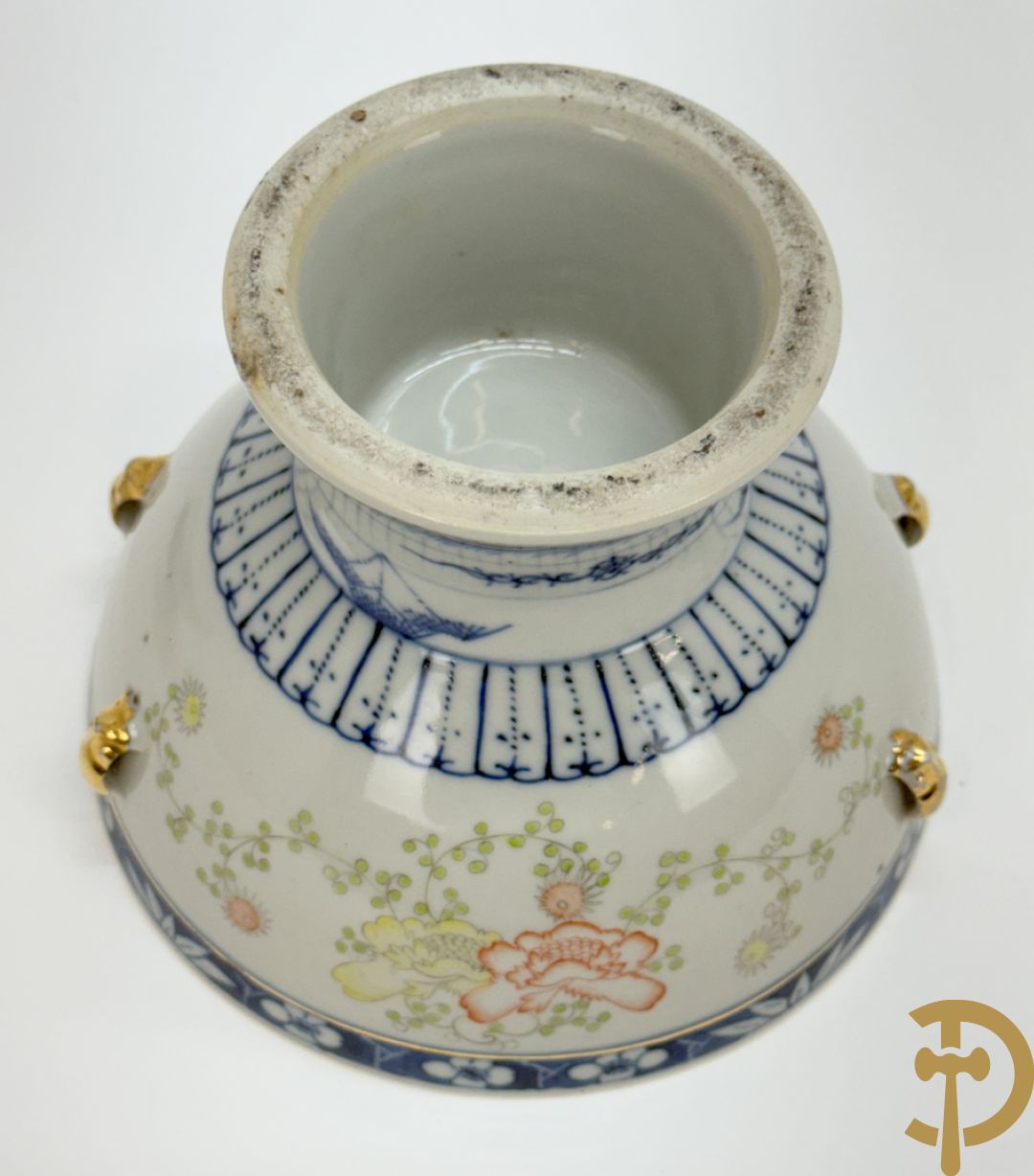 Chinese porseleinen coupe met deksel en vergulde oren