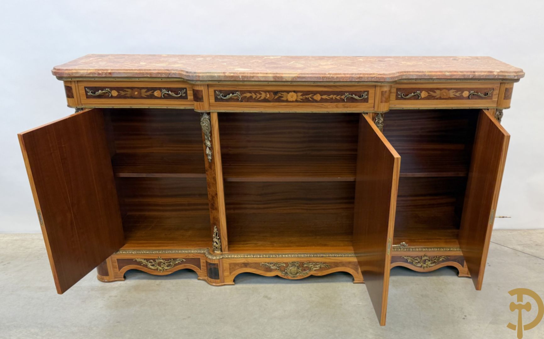 Notelaren driedeursdressoir met bloemenmarquetterie, bronsbeslag en marmeren blad