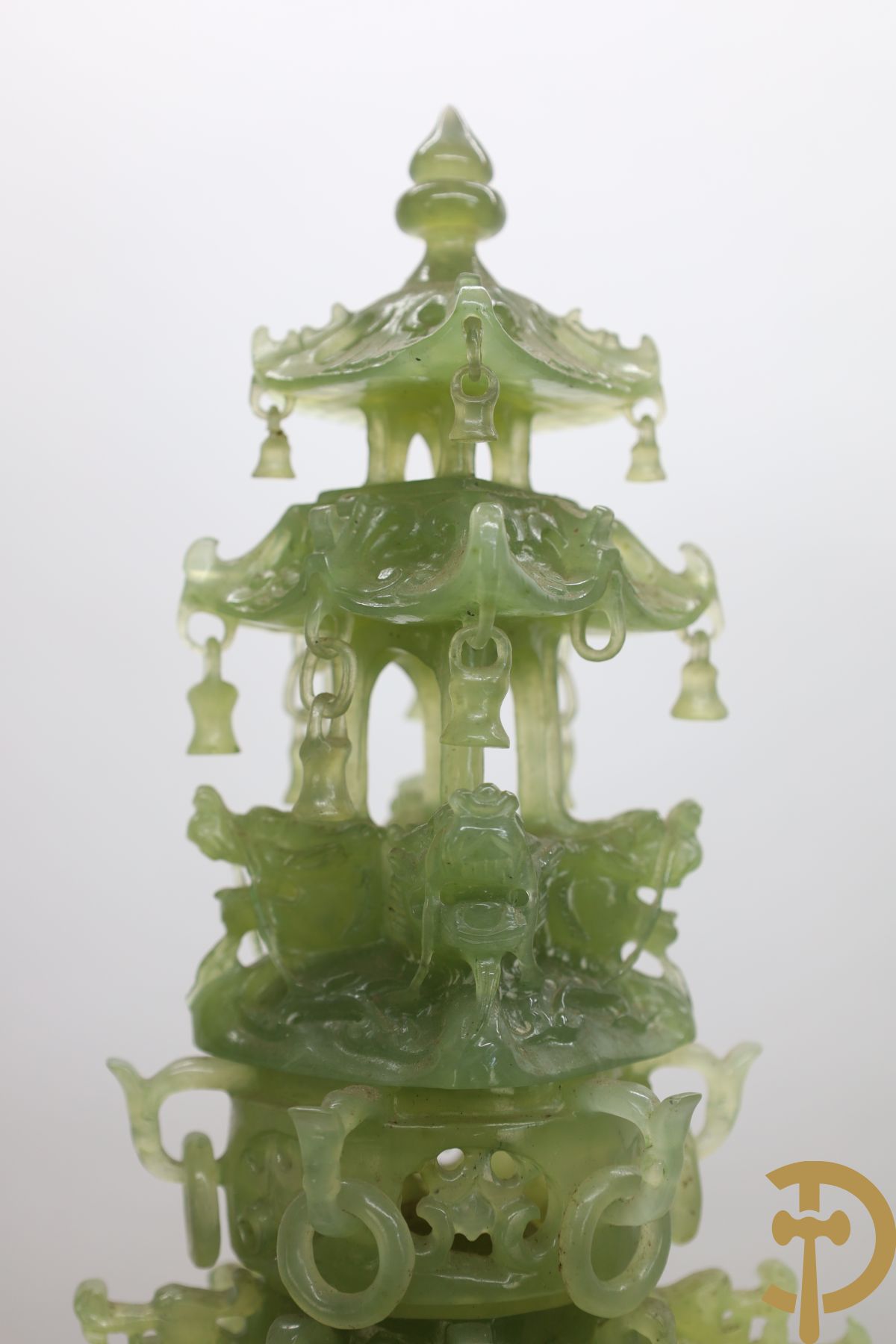 Grote handgesculpteerde brule parfum in jade, onderaan met draken en bovenaan met tempel - driedelig