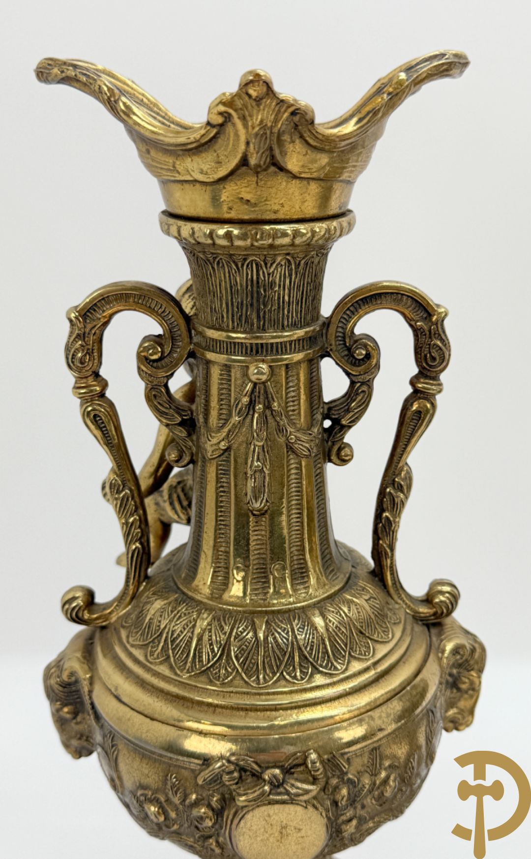 Paar koperen cassolettes bezet met ramskoppen dragende een cupido + koperen beeld van jongeman met zevenarmige kandelaar