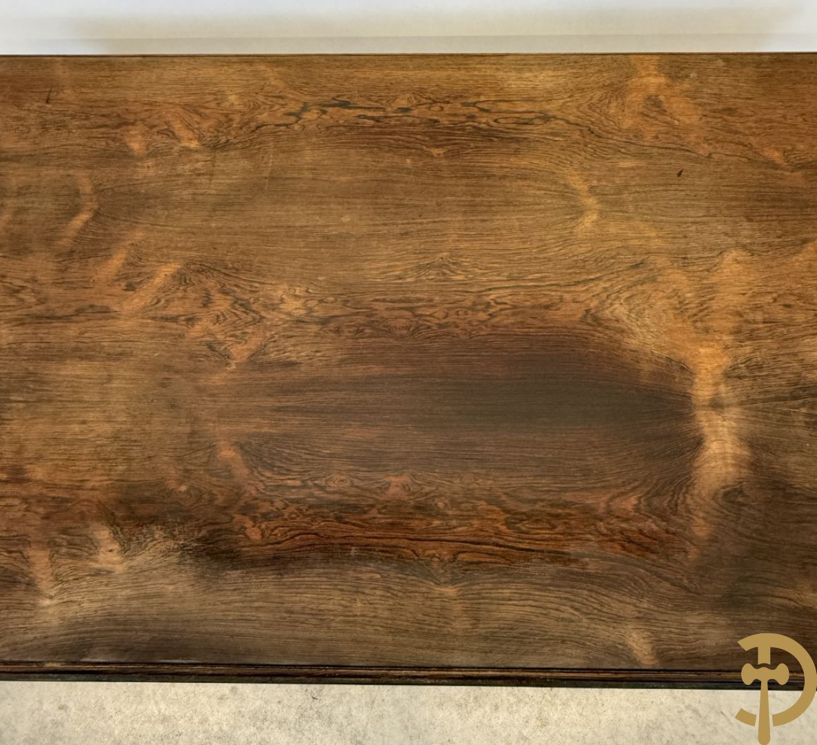 Syrische schrijftafel in exotische houtsoorten met 3 lades op 8 poten met boogvormige en deel vergulde motieven, 19e