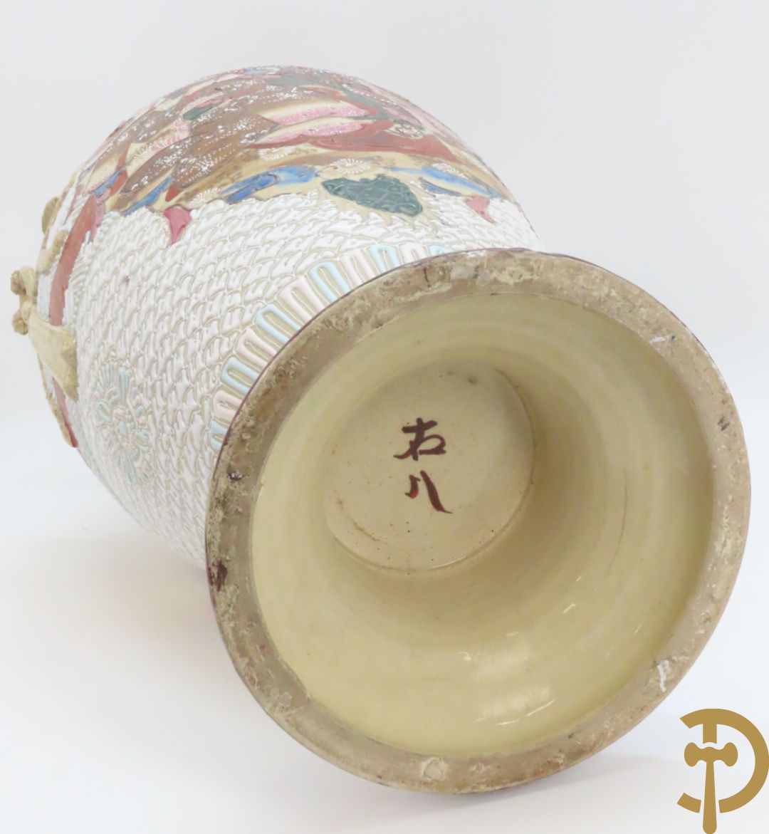 Paar Japanse Satsumat vazen met kijgerdecor en geanimeerde scènes, zijdelings met vogels bezet