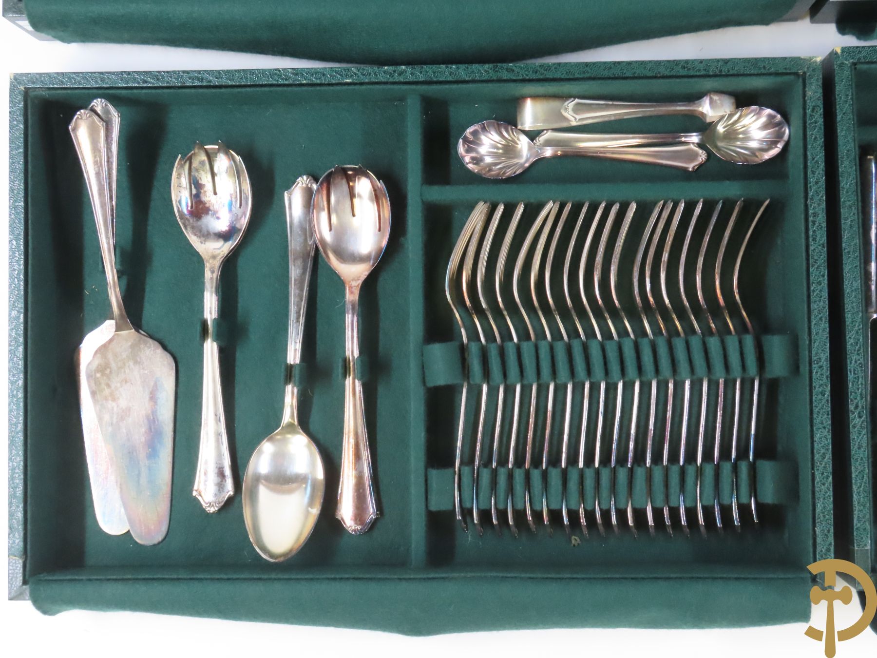 Verzilverd bestek 100/1000 bestaande uit 9 reeksen van 12 en 16 losse stukken