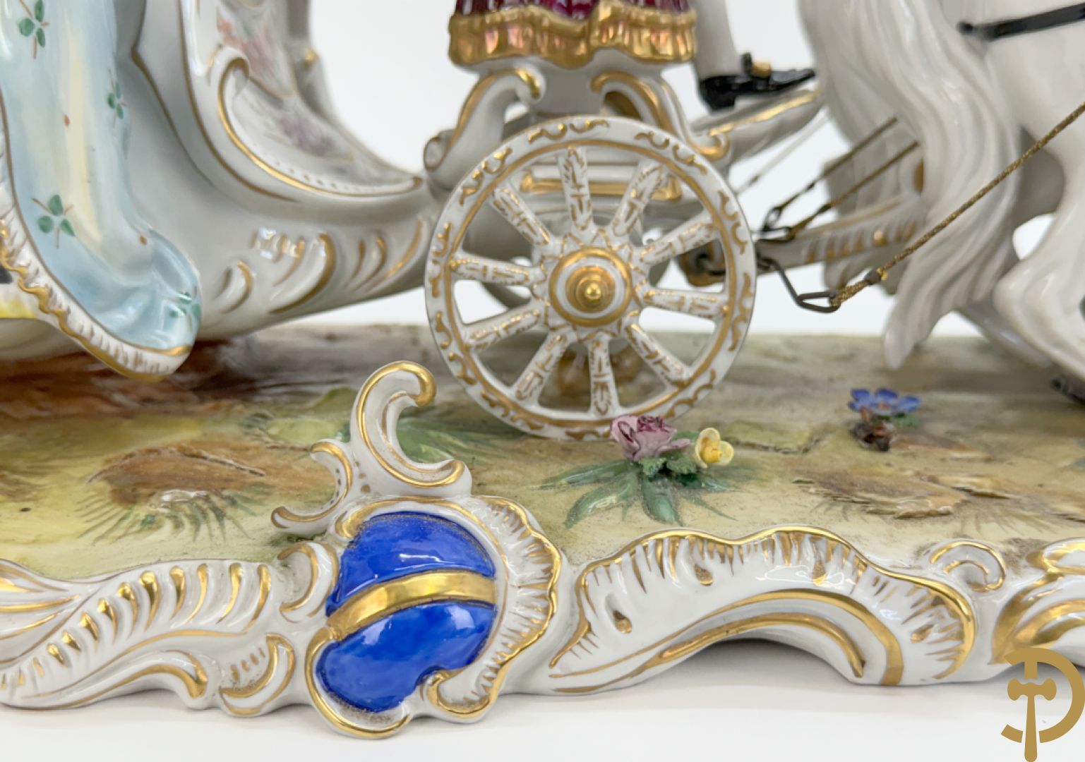 Porseleinen meerkleurige groep met koets, edeldame, lakei, ruiter en 2 paarden