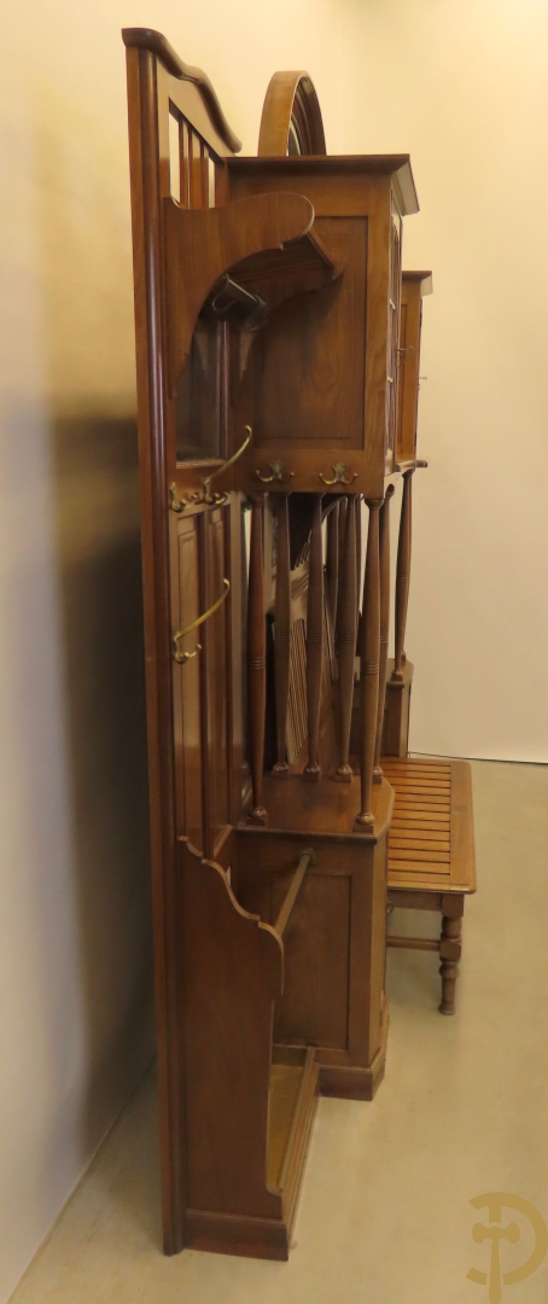 Notelaren Art Deco bank met étagère en paraplustaanders - centraal met spiegel