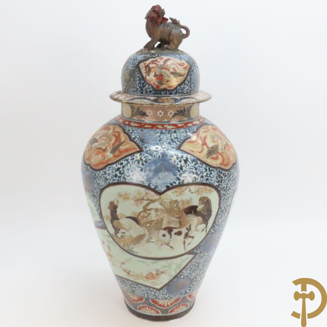 Grote Japanse Imari dekselpotiche bezet met fo hond en natuurtaferelen