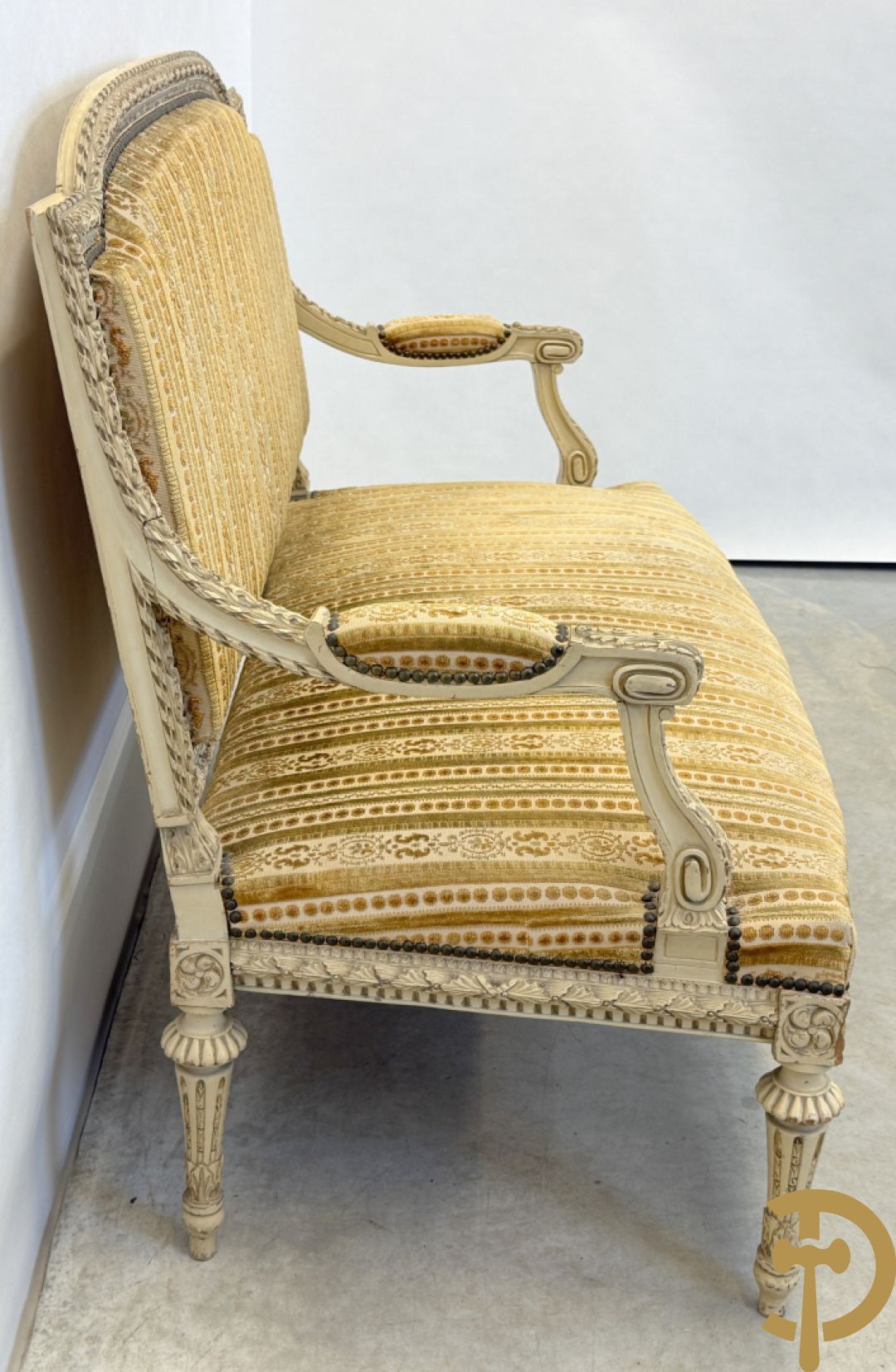 Gemonochromeerd salonensemble met gesculpteerde bladranken bestaande uit canapé, 2 armzetels en 3 stoelen