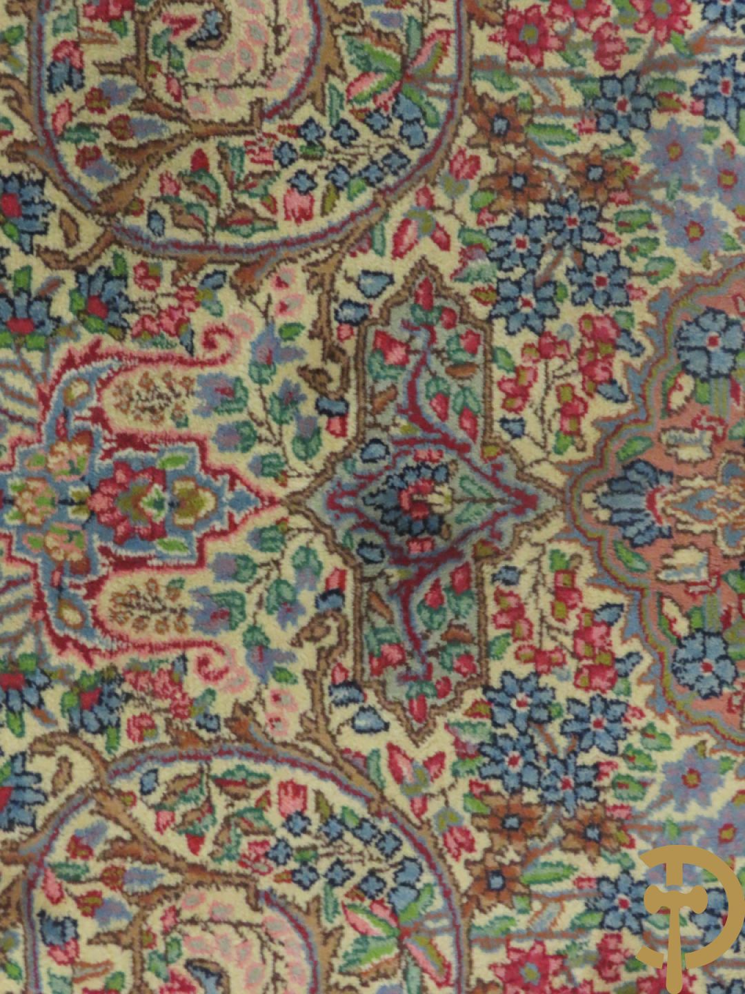 Iranees handgeknoopt tapijt Kirman Lavar met centraal medaillon omgeven door florale motieven