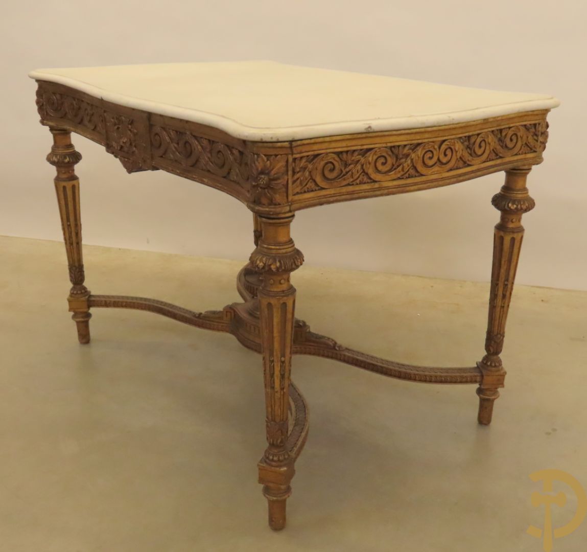 Vergulde salontafel met Louis XVI motieven op gecanneleerde poten