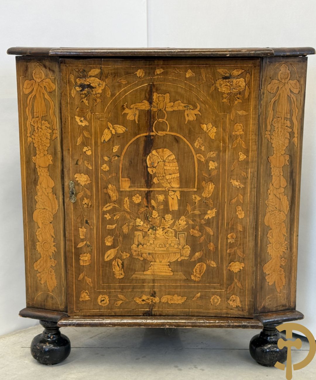 Hollandse ééndeurs hoekkast met gemarketteerd bovenblad met bloemenmotieven- deur met amfoor,  bloemen en bovenaan met papegaai