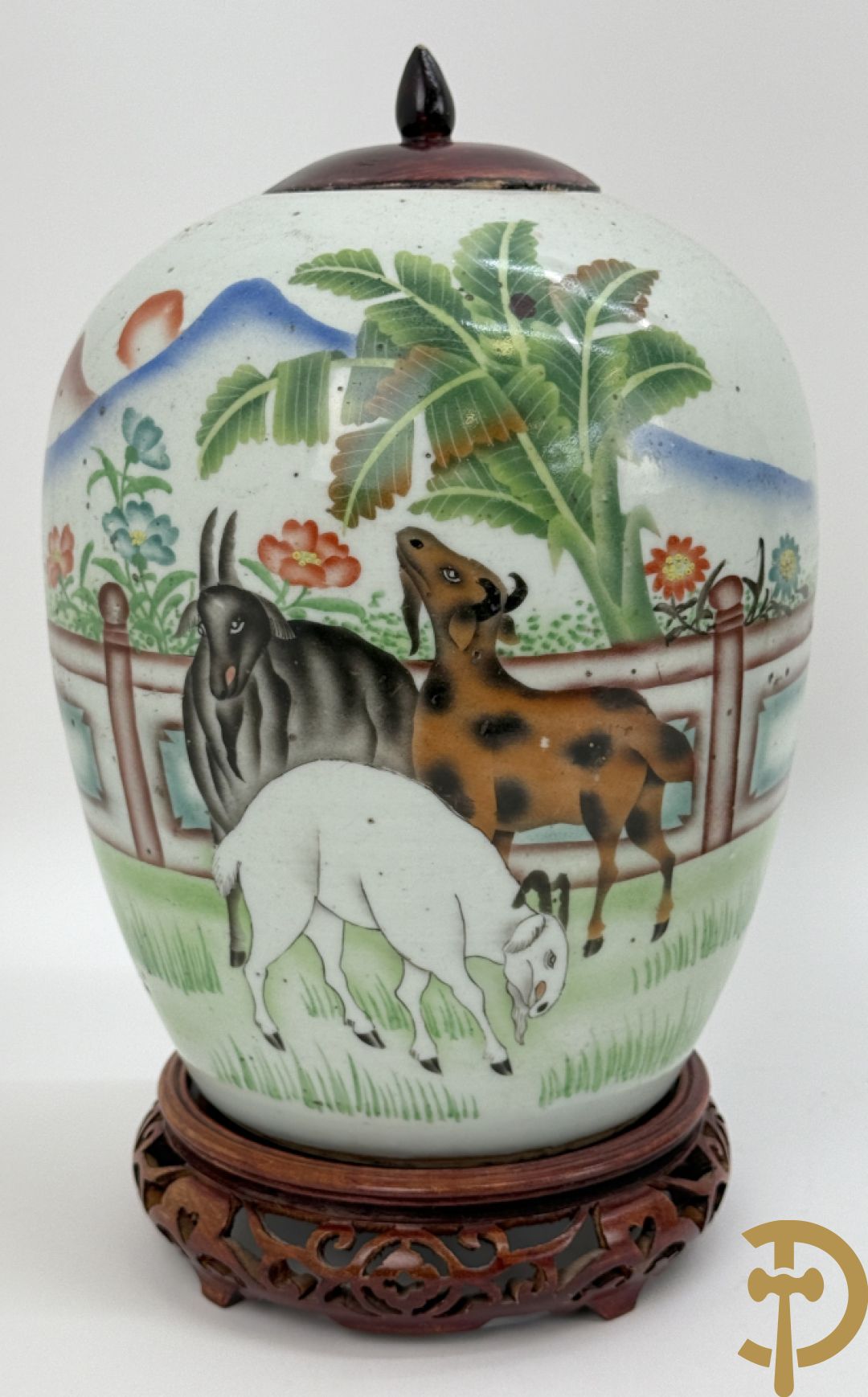 Twee Chinese porseleinen dekselpotiches met dieren- en bloemendecor