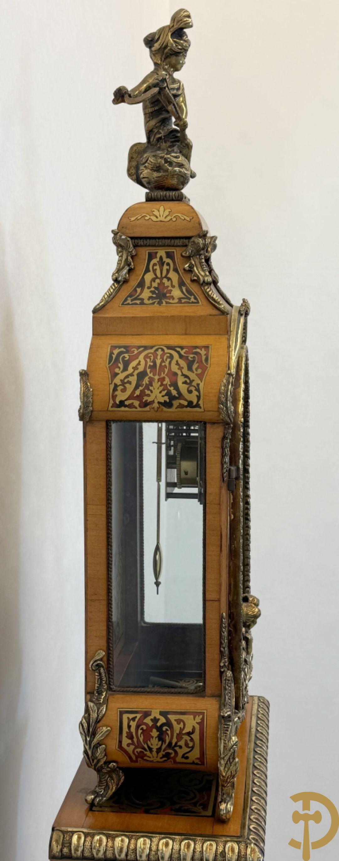 Italiaanse notelaren kartel met marqueterie en bronsbeslag, bovenaan bekroond met cupido - met bihhorende gemarqueteerde console met inleg van koper en schildpadimitatie, decor van amfoor en bronzen medusahoofd