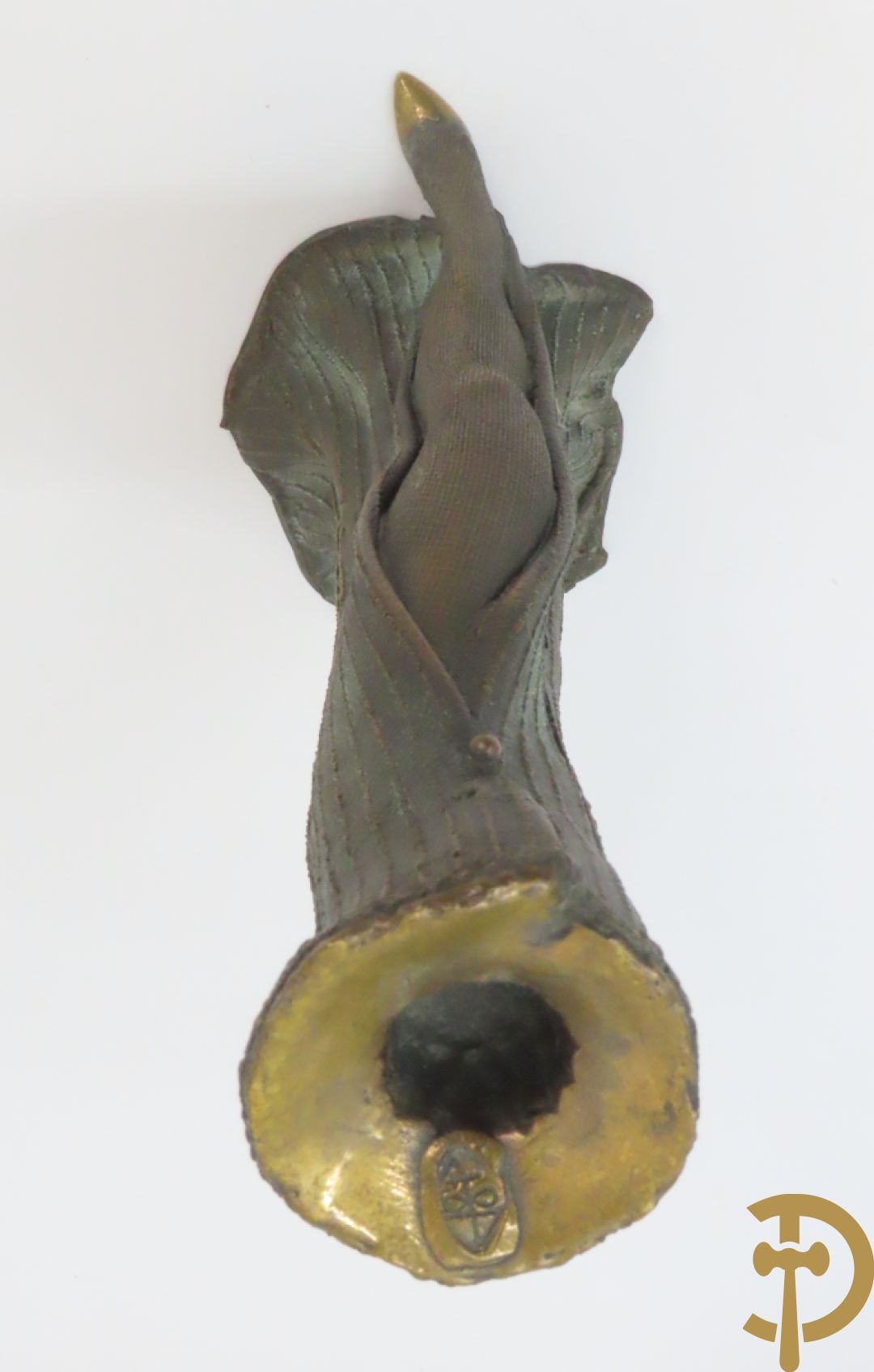 Gemonogrammeerd met symbool bovenaan 