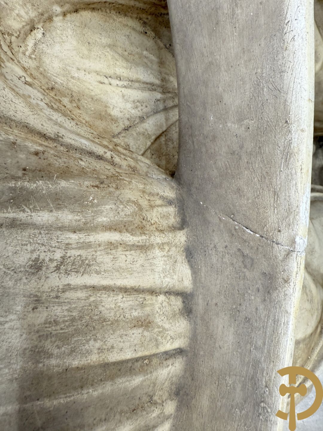 Gipsen basrelief met een zingend jongerenkoor