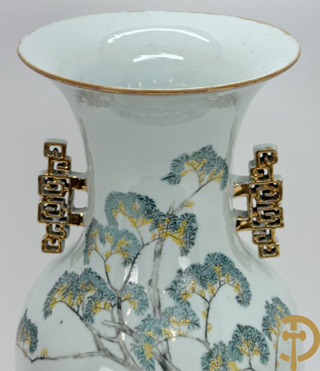 Chinese porseleinen vaas met decor van wijsgeer omgeven door kinderen