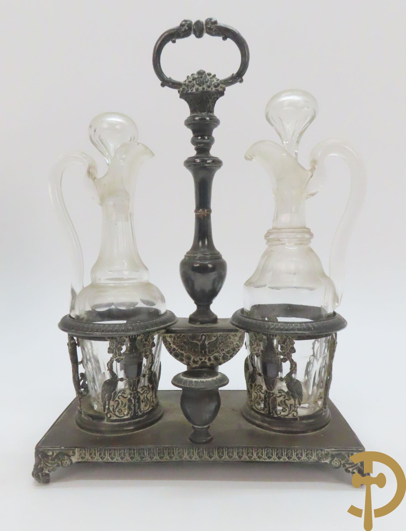 Twee decanteurs + olie- en azijnstel + 2 schenkkannen + twee-orig dekselpotje