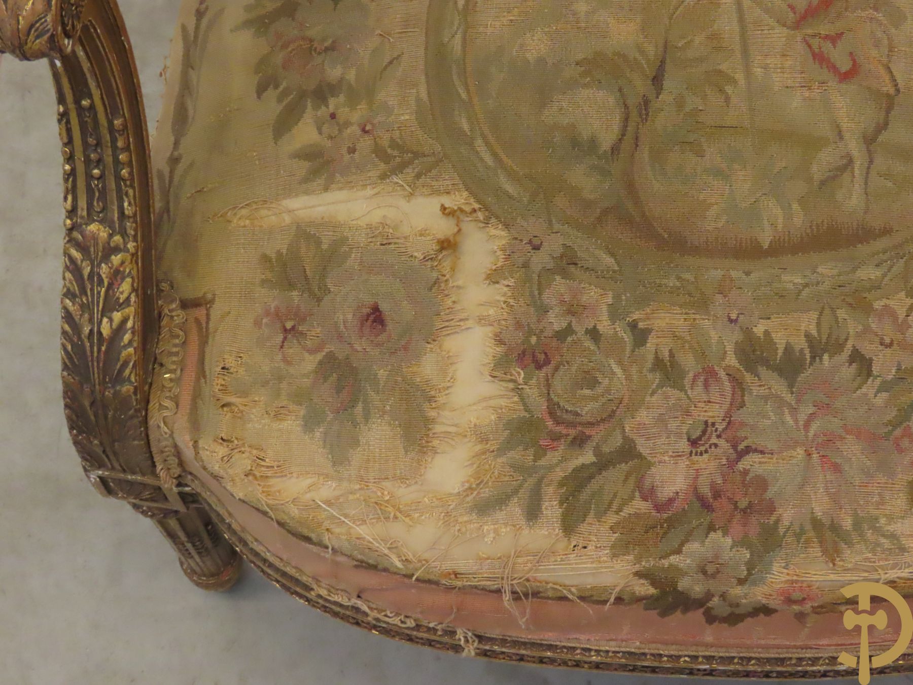 Vergulde armzetel Louis XVI stijl met tapisserie van dieren en bloemenmotieven + 2vergulde Louis XVI banquettes waarvan 1 gestoffeerd en 1 gecanneerd