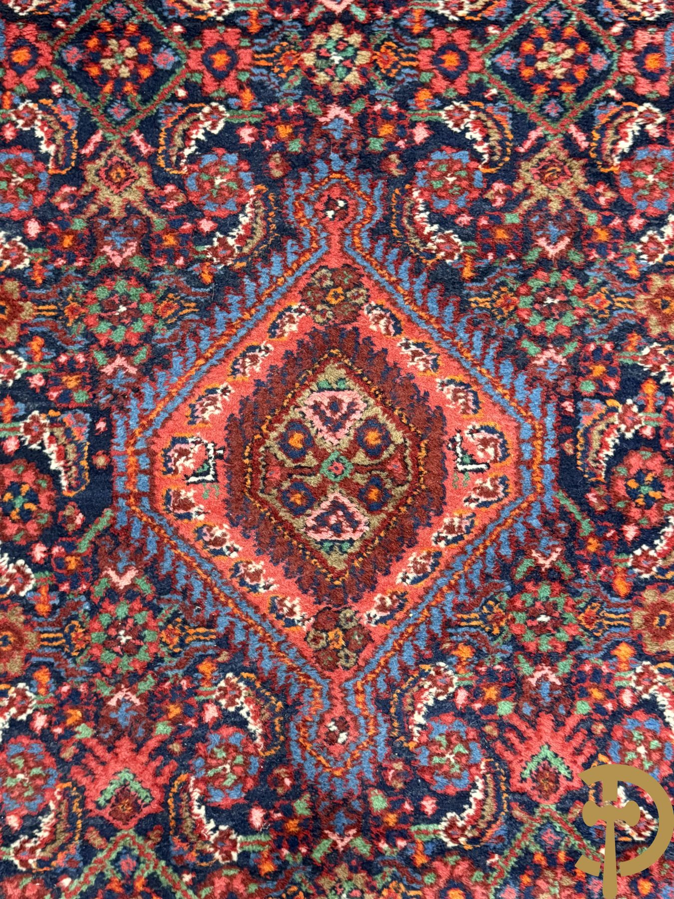 Drie oosterse handgeknoopte tapijten met bloemen- en vazendecor