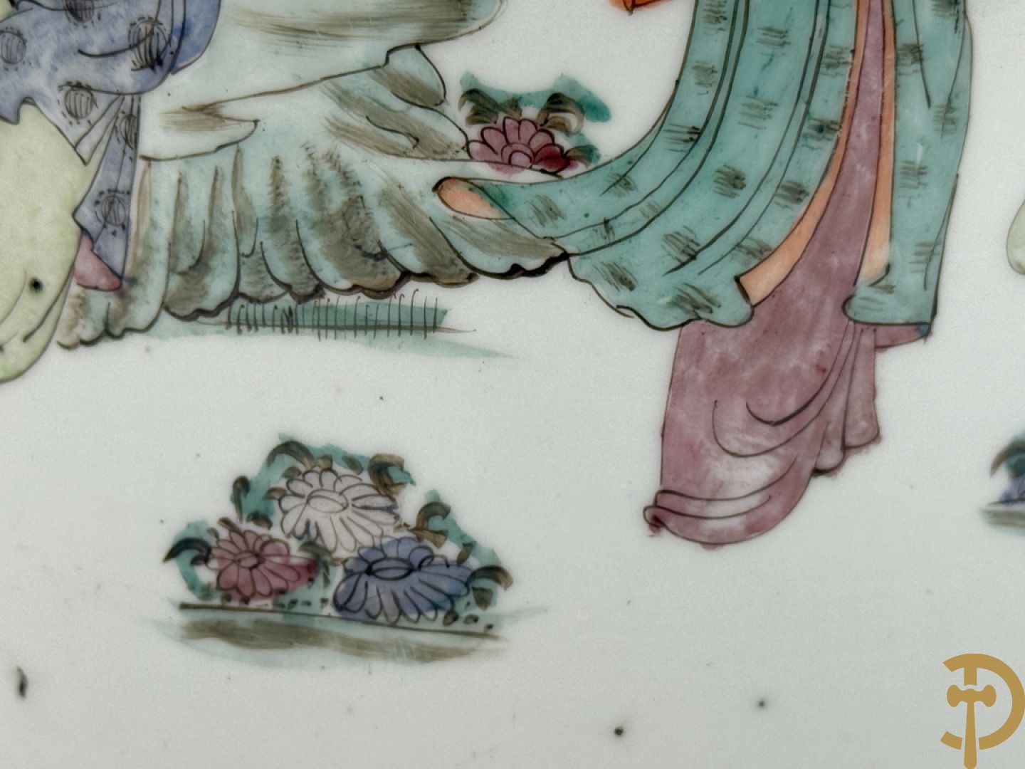 Paar Chinese porseleinen vazen met geisha decor en dames in landschap