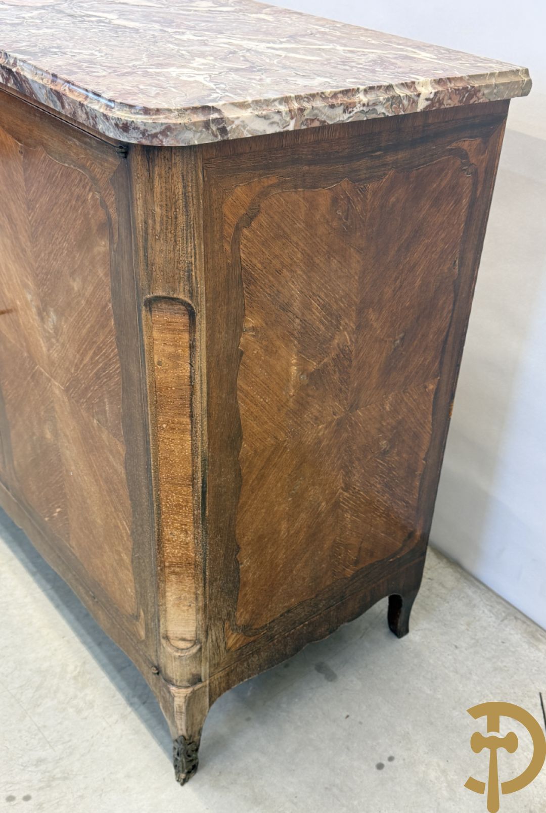 Notelaren driedeursdressoir met marmeren blad  bronzen sabots op de poten