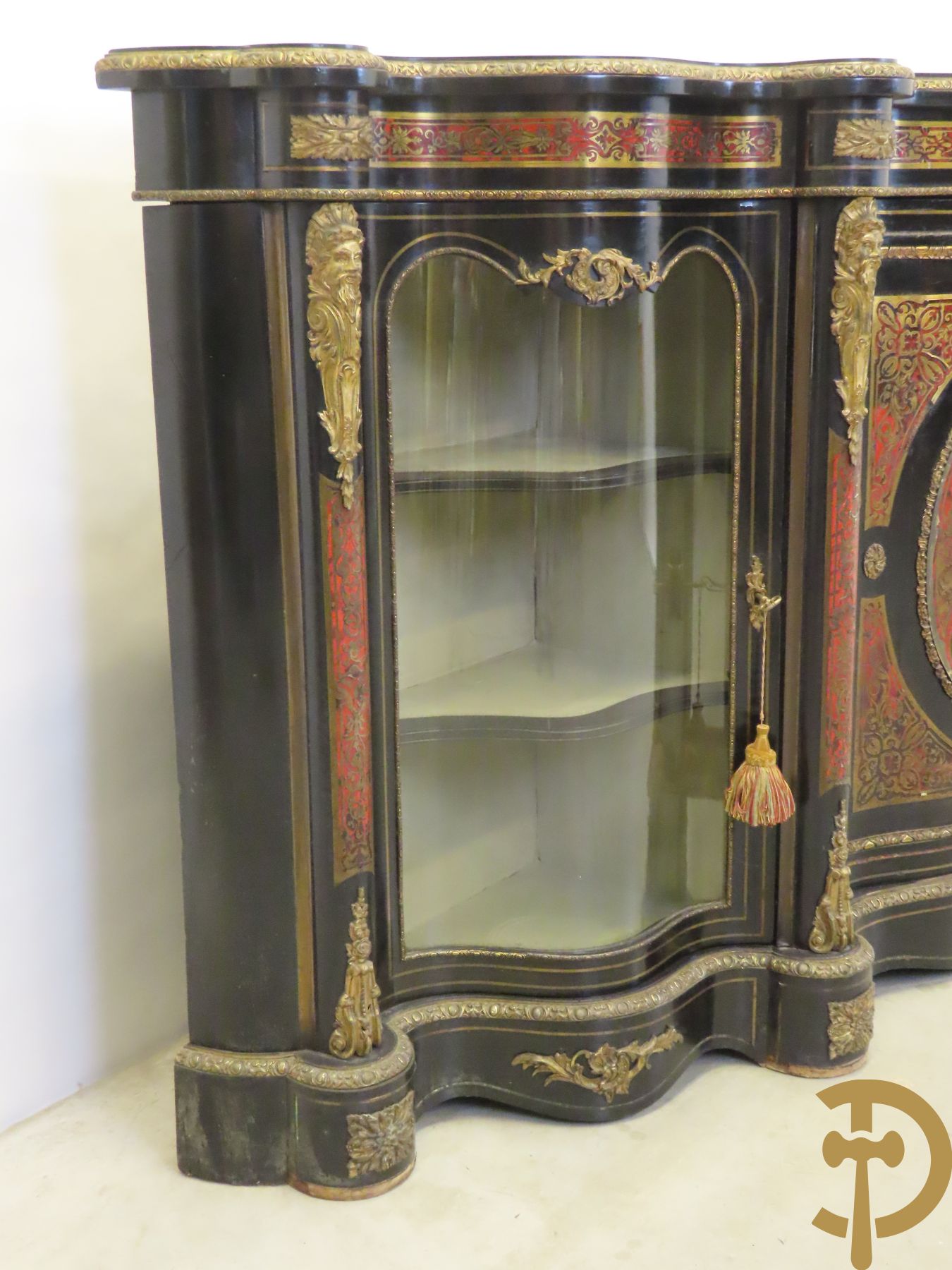 Groot Napoleon III dressoir met centrale deur bezet met medaillon in Boulletechniek - zijdelings met deuren in vitrineglas - bezet met bronzen ornamenten