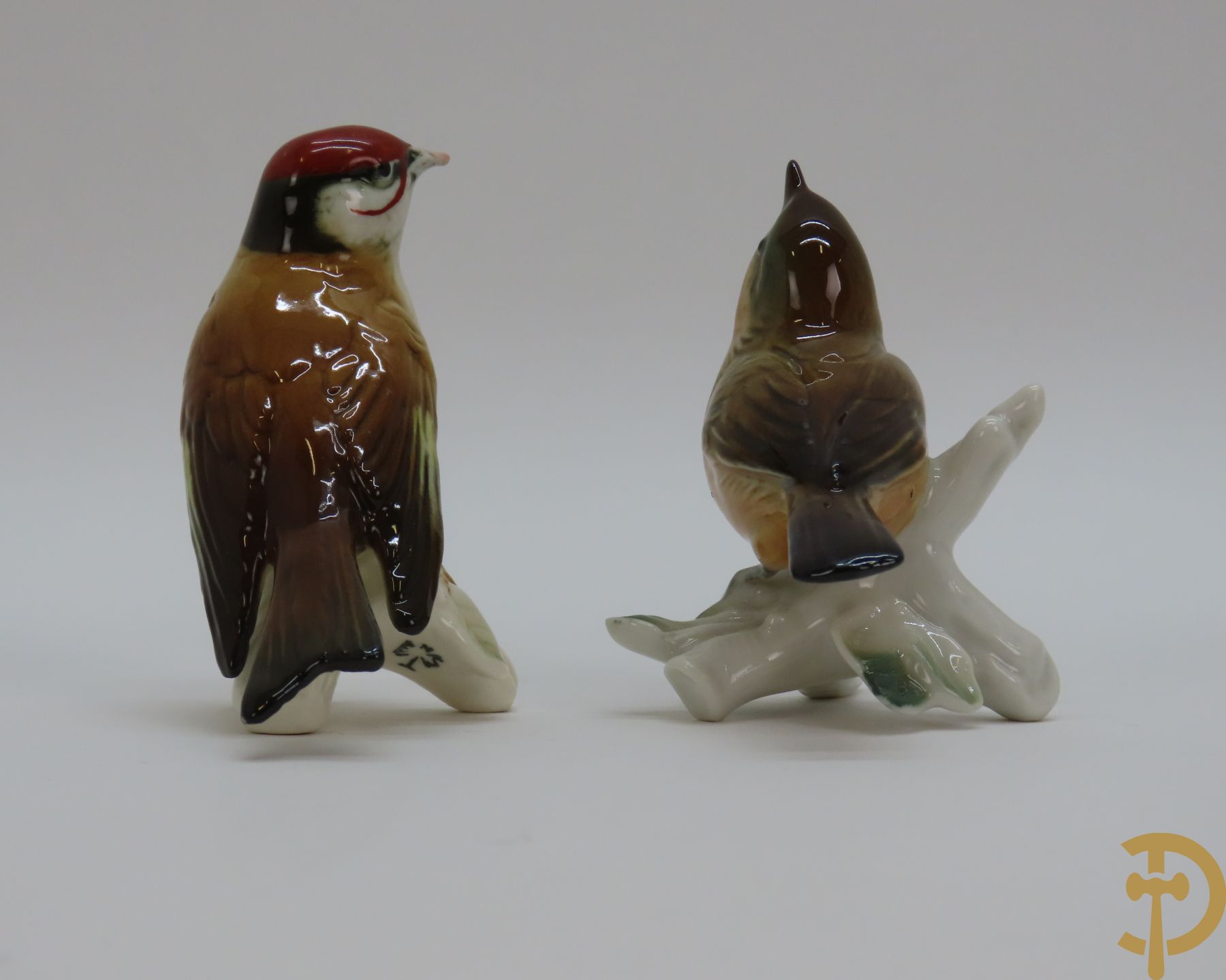 Vijf gekleurde porseleinen vogels ENS w.o. roodborstje en specht + Duits porseleinen vogel