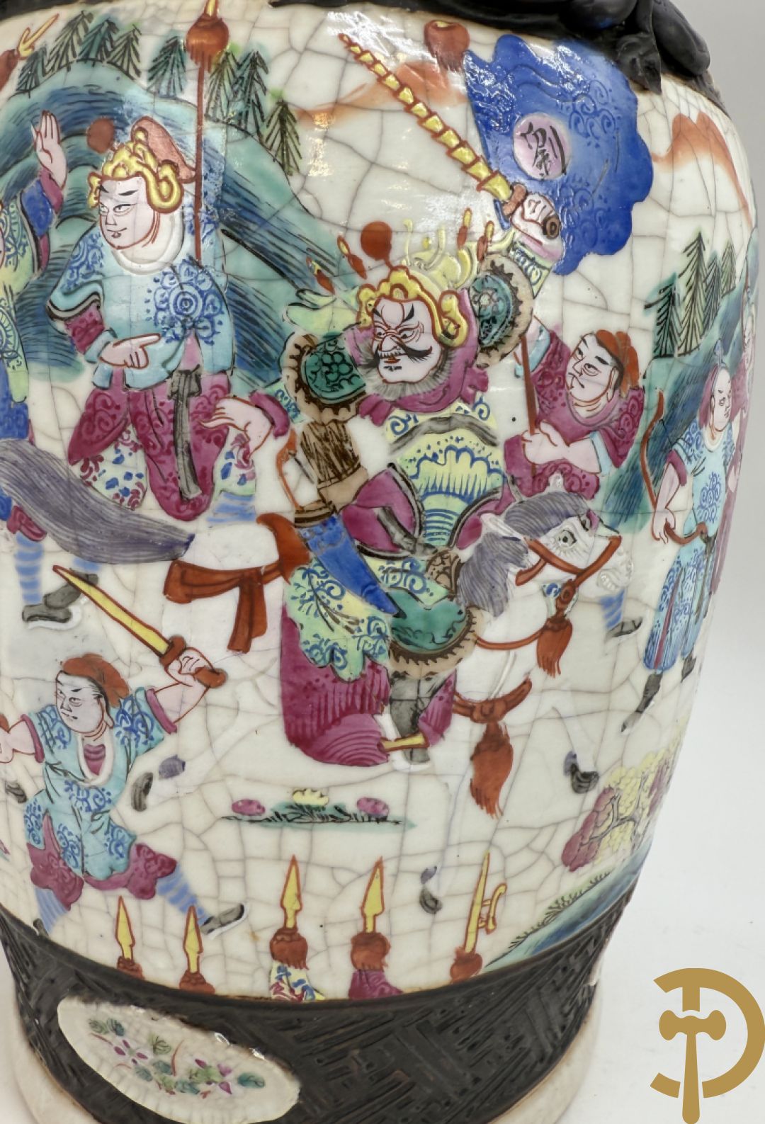 Paar Nankin vazen met dansende figuren en krijgertaferelen op houten sokkels