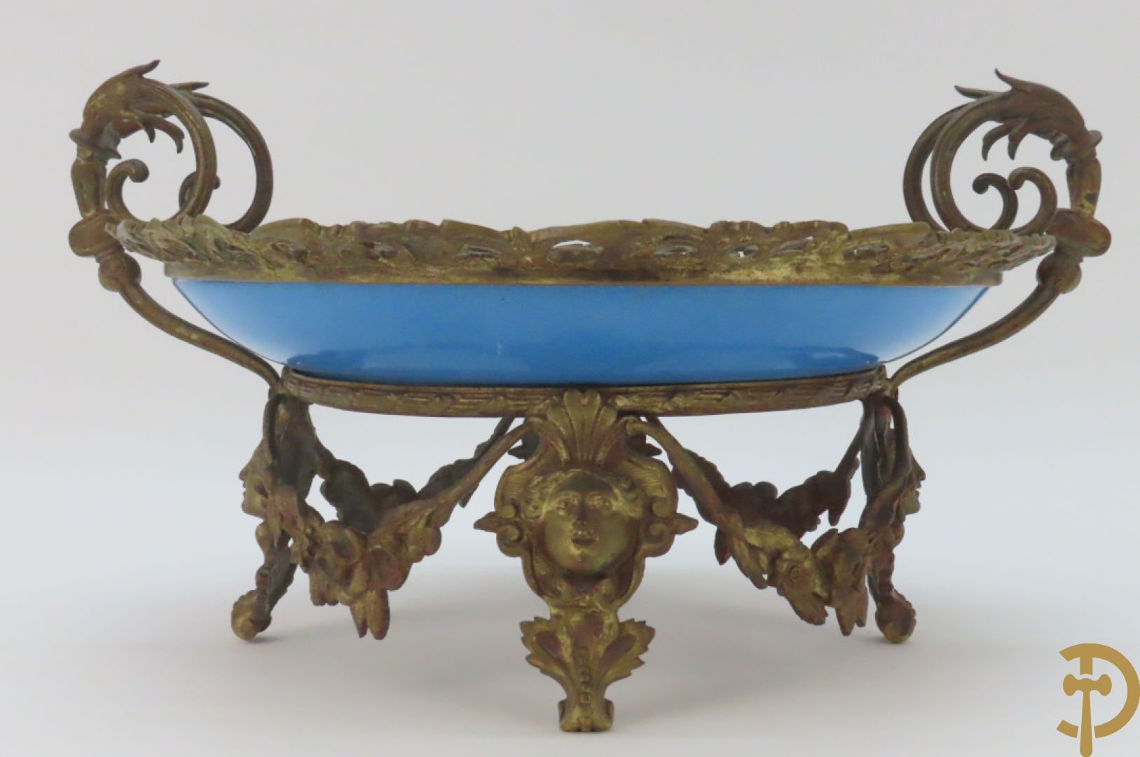 Porseleinen Sèvres schotel met handbeschilderd romantisch tafereel van lieflijk koppel gevat in bronzen houder - bezet met dameshoofden en accanthusranken, onderaan gemerkt Sèvres