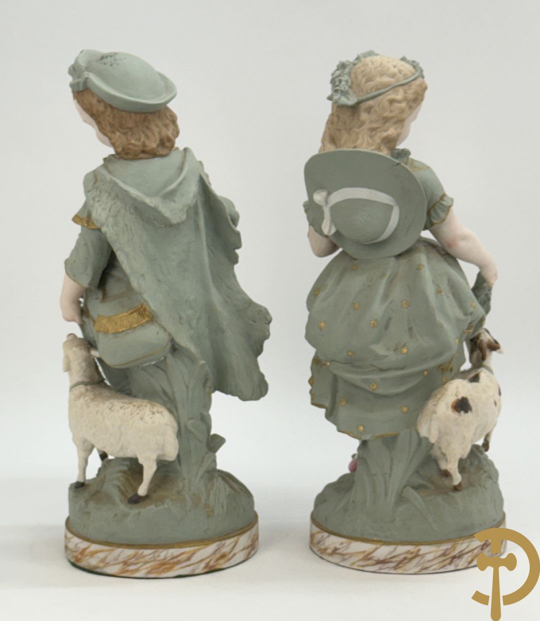 Paar grote Franse gekleurde biscuits van meisje en 
 jongen met schaap en geit