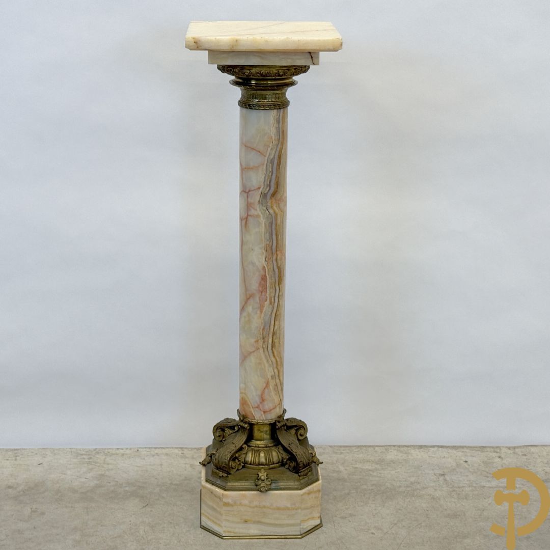 Marmeren zuil, onder en boven met beslag van accanthusranken bezet