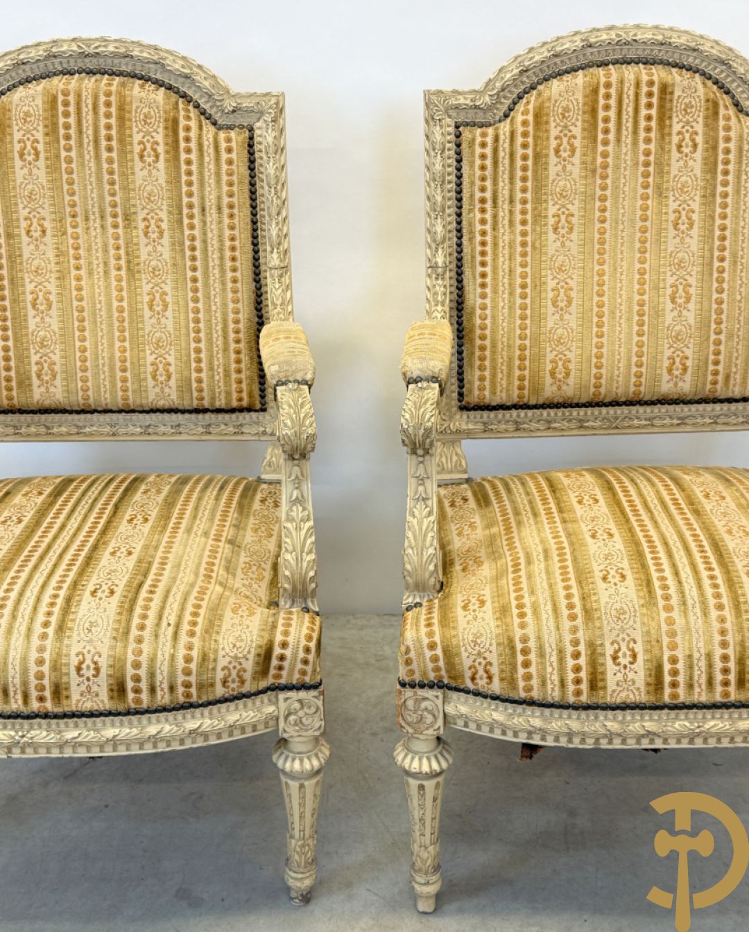 Gemonochromeerd salonensemble met gesculpteerde bladranken bestaande uit canapé, 2 armzetels en 3 stoelen