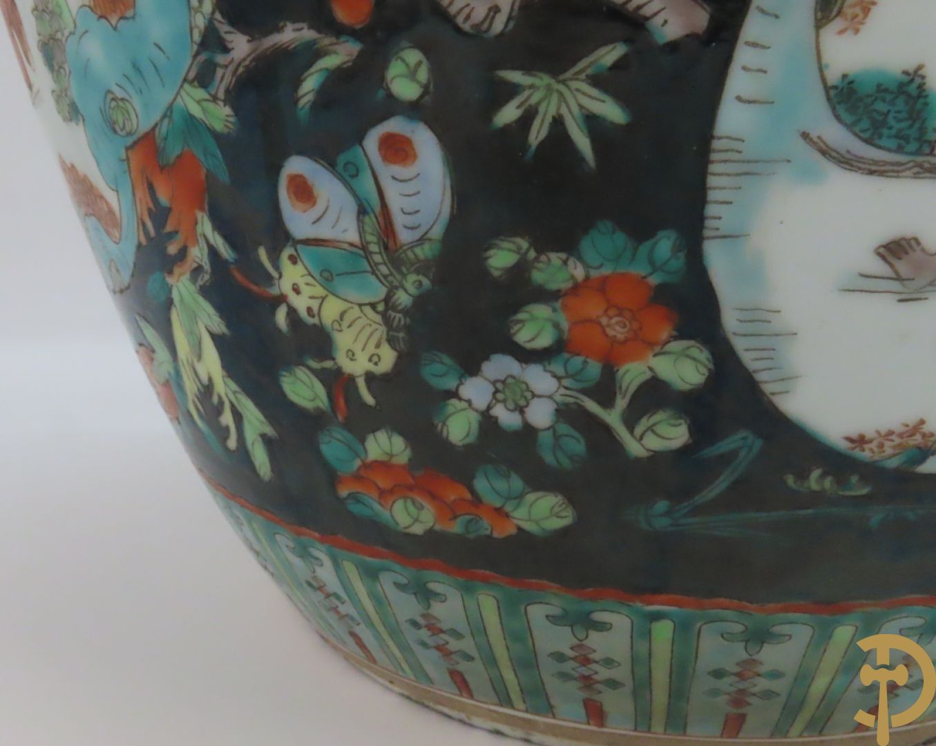 Chinese porseleinen cachepot met geanimeerd decor op zwarte fond met bloemen