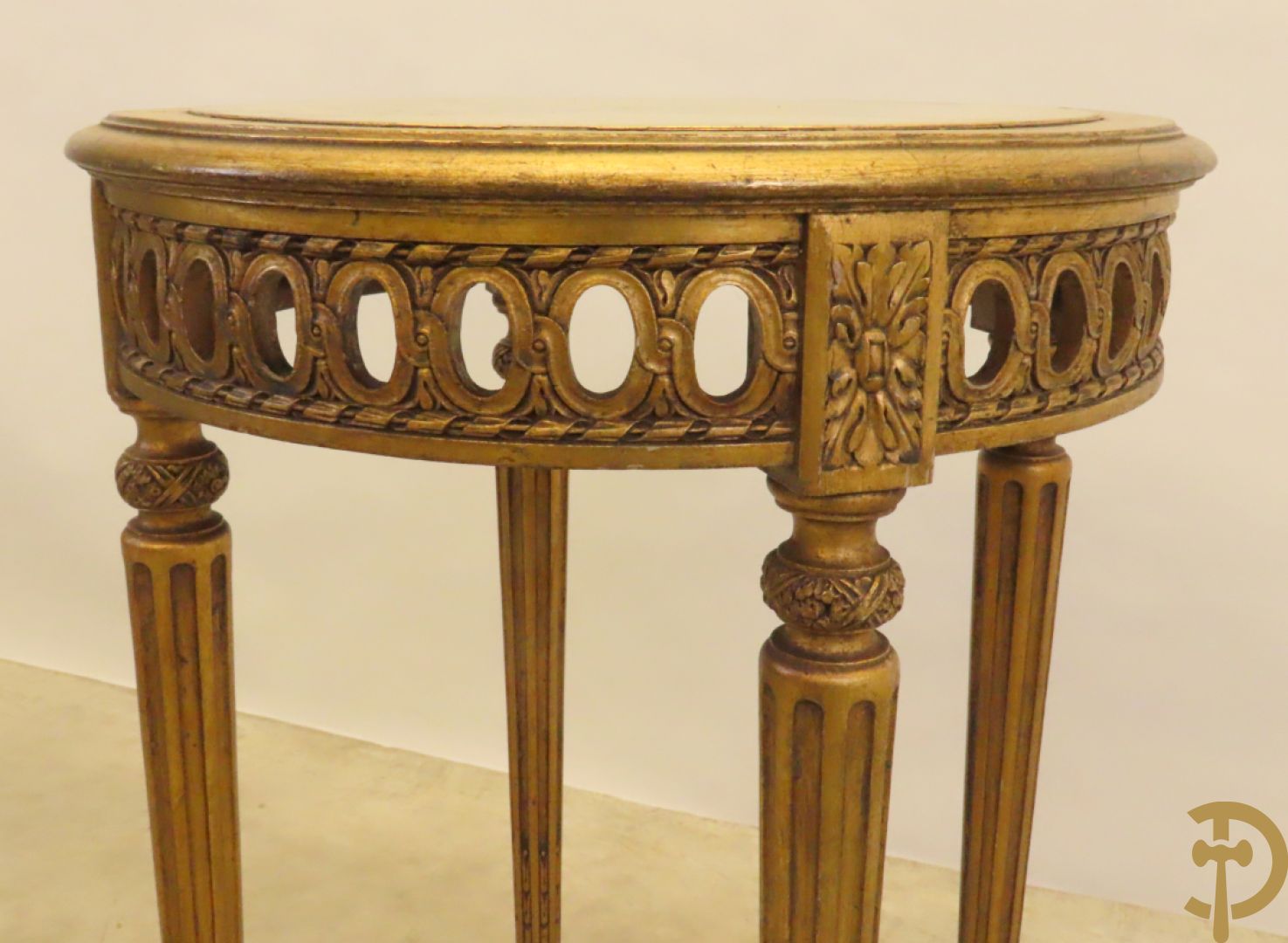 Vergulde bijzettafel met marmeren blad op 4 gecanneleerde poten