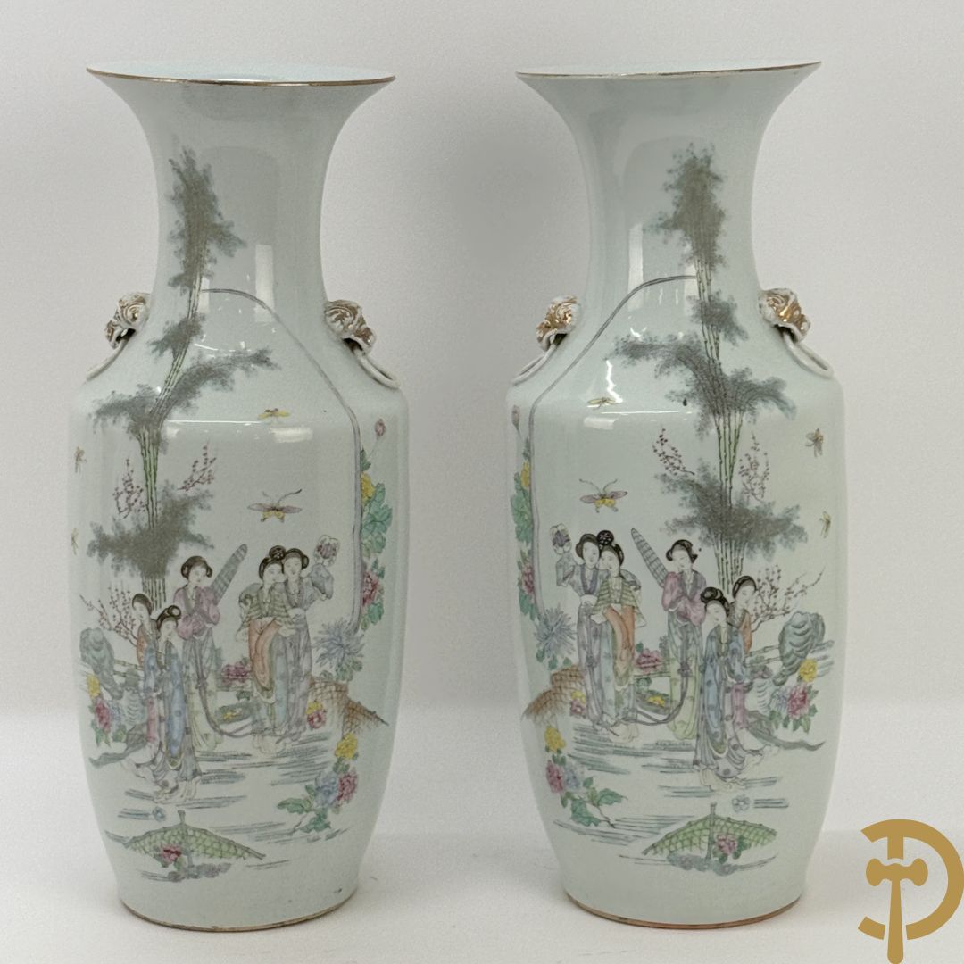 Paar Chinese porseleinen vazen met decor van dames in landschap