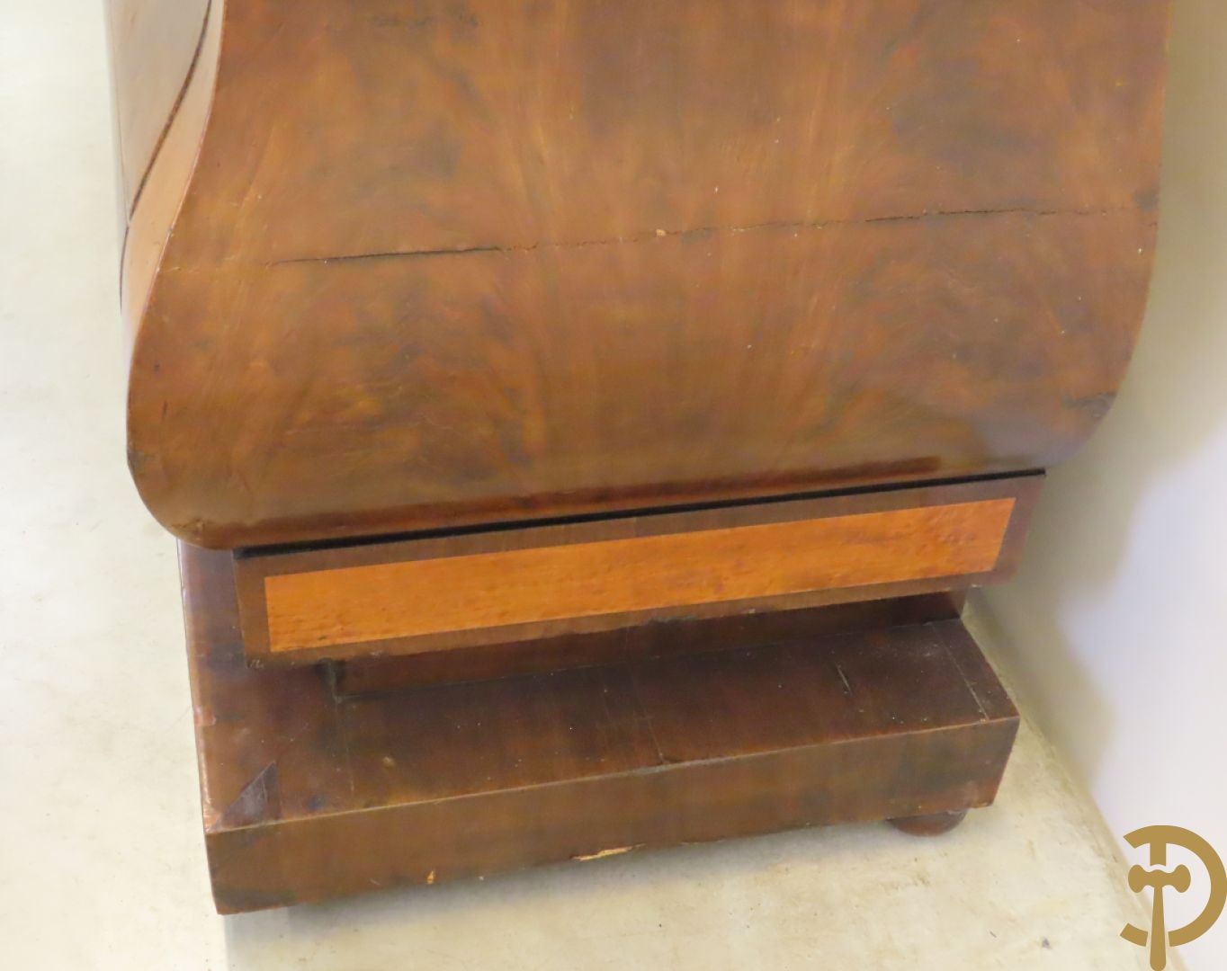 Antieke gegalbeerde commode van mahonie met 4 lades, 2 de kwart 19e