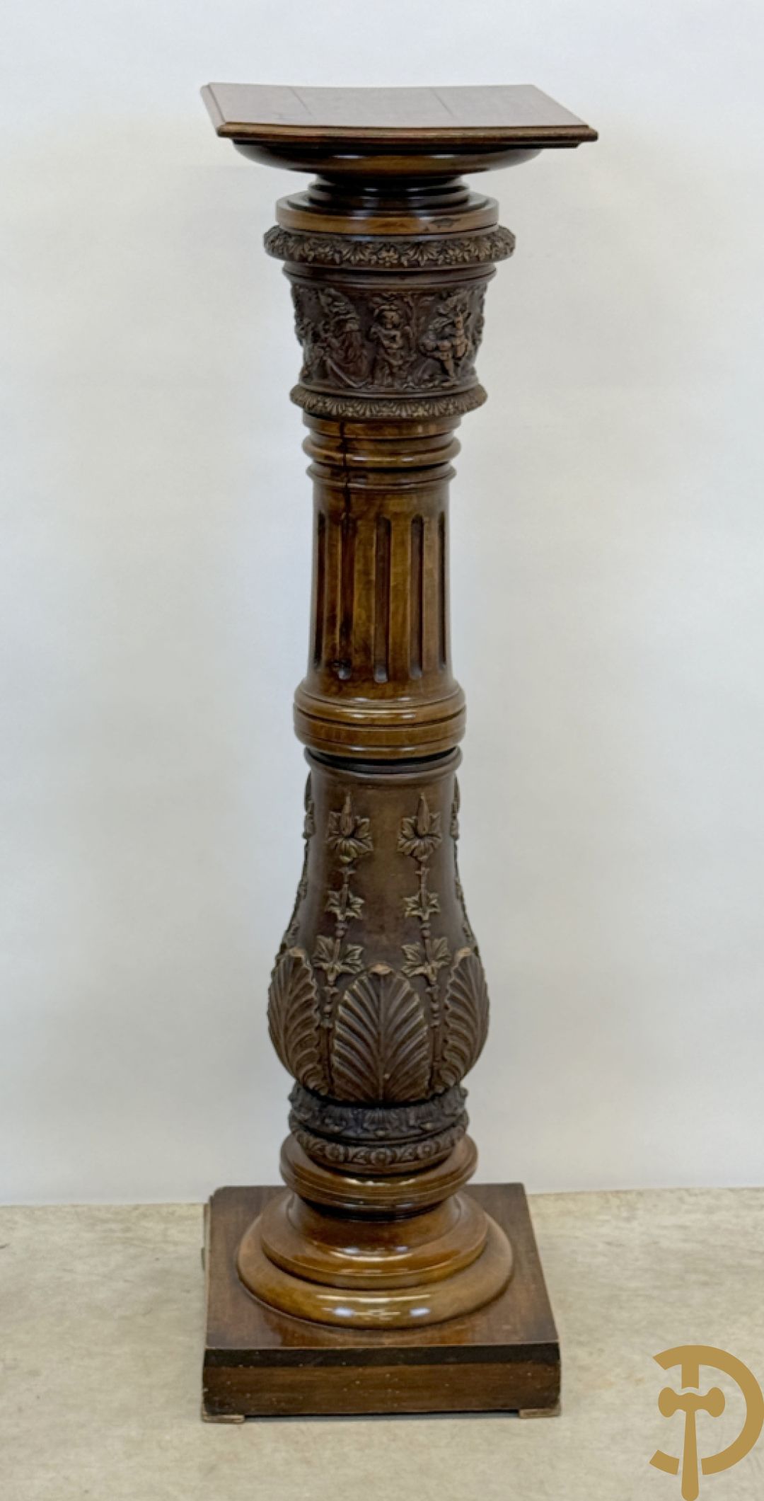 Gecanneleerde zuil met onderdelen in terra cotta bezet met basrelief van personages